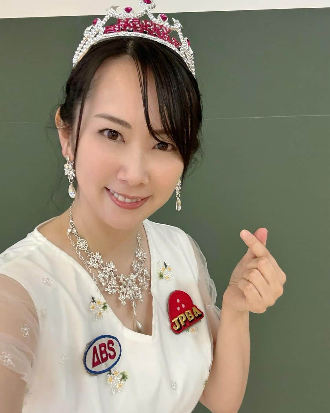 森彩奈江のインスタグラム：「11月19日に誕生日を迎えました🎂🥳 SNSでもお祝いメッセージを頂きありがとうございます🙇‍♀️  今年はROUND1 LIVEスペシャルチャレンジマッチや、相模原パークレーンズ様でのチャレンジマッチでお祝いをしていただきました😊  スペチャレではかなり思いっきって、久しぶりに髪をアップにしてドレスアップして投球しました🎳 ドレスアップして投げるのは最初で最後かなぁ😅  なんやかんやで自分が1番楽しんでしまいましたが、今年の誕生日も皆様のおかげで幸せに過ごす事ができ、心から感謝いたします🙇‍♀️  参加者の皆様、ボウリング場のスタッフの皆様ありがとうございました✨  月日の流れの早さを感じますが、感謝の気持ちを忘れず1日1日を大切に前を向いて歩み続けたいと思います☺️  そして公式戦で優勝し、応援してくださっている皆様と喜びを分かち合いたいです✨ これからも応援よろしくお願いいたします🙇‍♀️  #バースデー #誕生日 #round1  #相模原パークレーンズ #abs #ボウリング　 #jpba #pリーガー #司ロイヤルホテル　#pリーグ #青木プロパティ　#bowling #池袋さくらクリニック #女性アスリート  #なかむらデンタルクリニック　 #zaoral #スポーツ選手 #ニフコ　#kilotape  #splc #fcc #ドクターストレッチ」