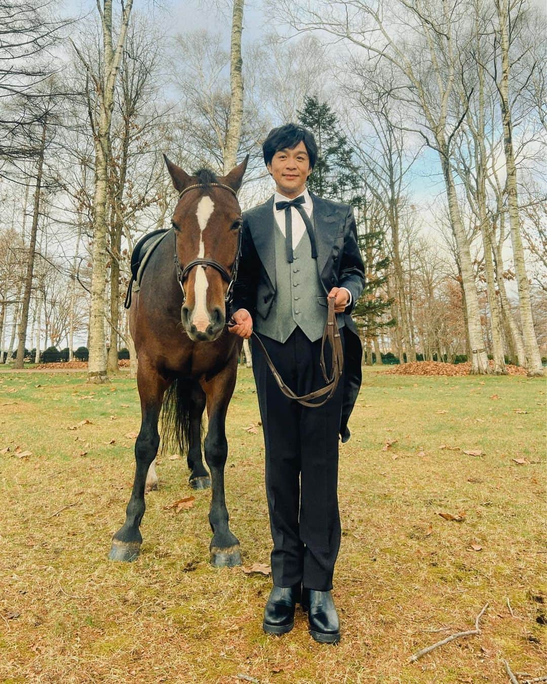 藤澤ノリマサのインスタグラム：「*  藤澤ノリマサ 馬、飼い始めました。  嘘です（笑）  乗馬体験してきました。  怖かった…。  #藤澤ノリマサ #乗馬 #怖かった #ノーザンホースパーク #ありがとう #感謝 #札幌 #北海道 #楽しかった  *」
