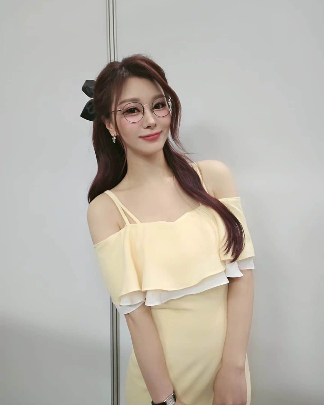 キム・スヒョンのインスタグラム：「2023 지스타 넷마블 부스에서 4일간 정말 즐거웠습니다💛💛💛  많이 찾아와주신 이파리분들, 넷마블 부스에서 즐겁게 웃고 함성쳐주신 관객분들 덕분에 너무나 멋진 추억 품고 갑니다!  4일 동안 헤어메이크업을 완벽하게 그리고 다양하게 해준 @ujualday.official @mua.u_ju  @kimbee.makeup @chlmjn 이렇게나 꾸며주시느라 넘 고생하셨어요 진짜 너무 최고......❤️👍🏻  사실 올릴게 많아서 천천히 남겨볼게욧ㅋㅋ」
