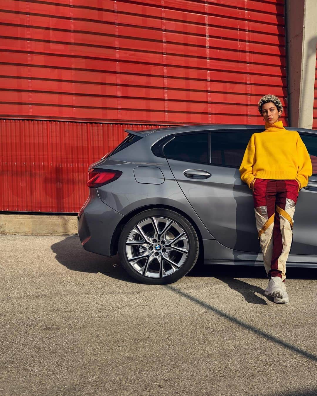 BMWのインスタグラム：「Finding joy in the little things. 🩶 The BMW 1 Series. #THE1 #BMW #1Series  __ BMW 118i: Combined fuel consumption: 6.7–5.7 l/100 km. Combined CO2 emissions: 151–129 g/km. All data according to WLTP.  Further info: www.bmw.com/disclaimer」