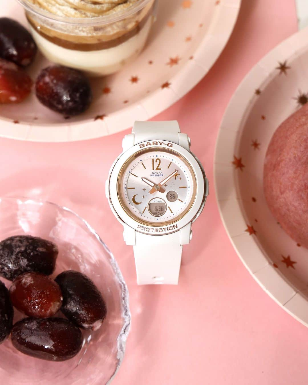 CASIO BABY-G Japan Officialのインスタグラム：「手元を白で華やかに✨  ホワイトにピンクゴールドのカラーが 秋冬のコーディネートにも とっても合わせやすい時計です🌰🍠  －－－－－－－－－－  ⌚️BGA-290DS-7AJF　¥15,950 *tax included  －－－－－－－－－－  BABY-Gのアカウントでは他にも カラフルな商品を随時発信中📱✨  プロフィールから他の投稿もチェックして お気に入りを見つけてね💖 👉@babyg_jp  #casio #babyg #baby_g #babyg_jp #watch  #カシオ #ベイビージー #babygコーデ #時計 #腕時計 #GSHOCK #G_SHOCK #jkの日常 #ぶどう #アフタヌーンティー #モンブラン #スイーツ好き #プレゼント #手元コーデ #星モチーフ #推し色 #推し活 #シュークリーム #ピンクゴールド #月モチーフ #置き画 #おやつ #bga290」