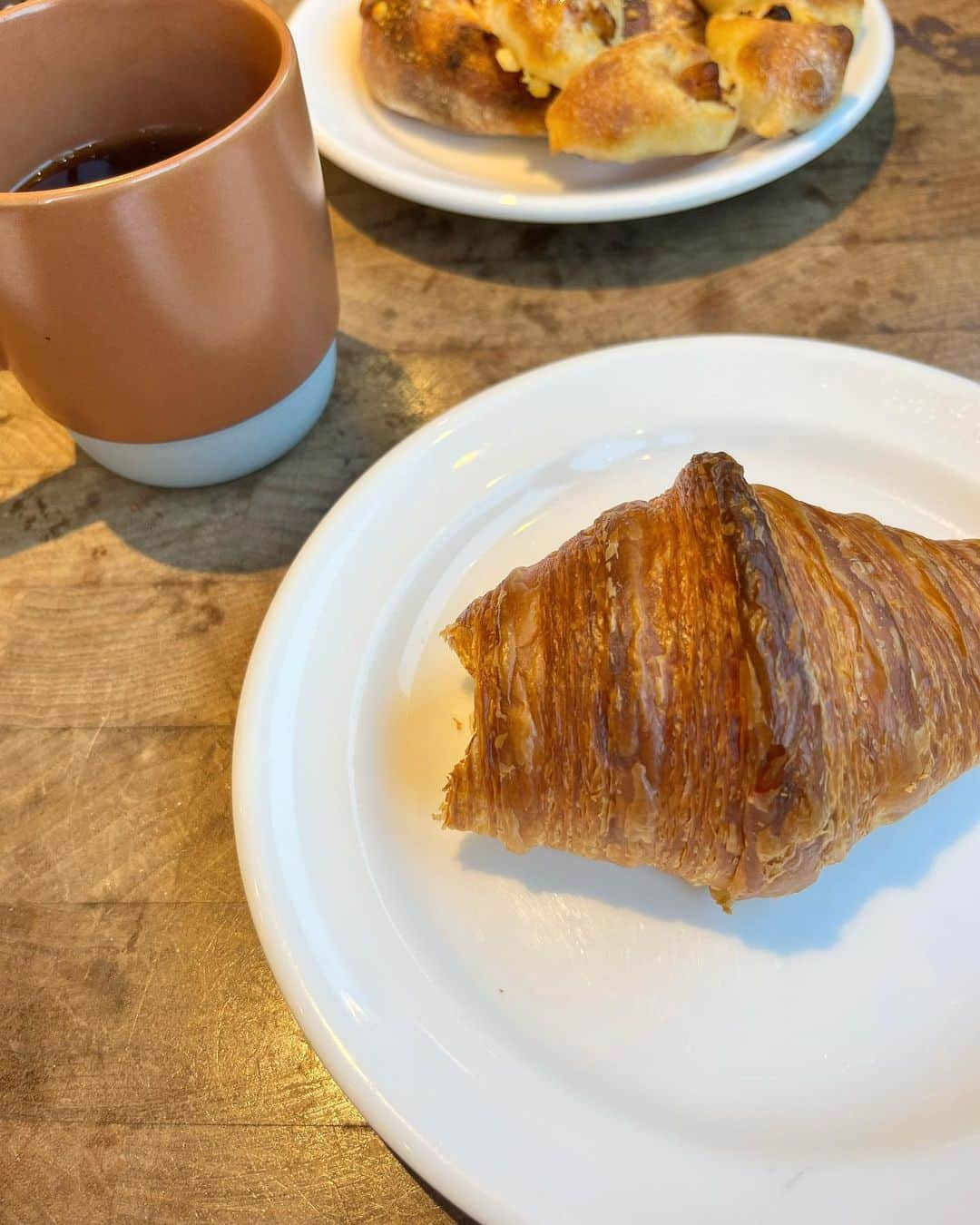 川端里奈のインスタグラム：「・ 食べかけ🥐💓💓 ほんとにパンが美味しすぎて 大好き😍🍞🥐🥖💓 美味しくてお持ち帰りもしました🤭 私の大好きなバターたっぷり感ともちもちとサクッと感がいいバランスの🥐。！！ 街はすっかりクリスマス🎄🎅 テラス席も最高だけど 今日はちょっと寒かったから店内にしました😊💓  #代官山カフェ#テラスカフェ#代官山#クロワッサン好き」