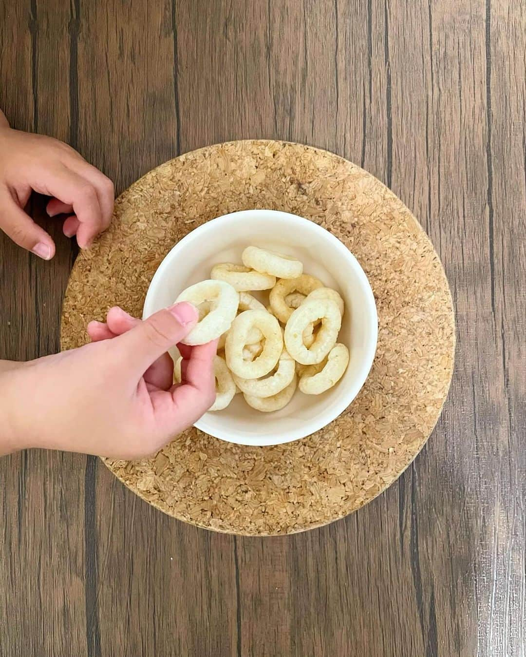 寺島茉里さんのインスタグラム写真 - (寺島茉里Instagram)「⁡ ⁡ 子育て家族のためのプロジェクト 𖤣𖥧𖥣 食育企画 by the kindest 𖤣𖥧𖥣 ⁡ 長友佑都さん・平愛梨さんご夫妻が 一緒に開発されたおやつシリーズを いただいたので紹介するね🧡˒˒  ⁡ ⁡ @shokuiku_kikaku_official ▫️国産麦芽玄米のリングスナックうすしお味 ⁡ とってもシンプルな原材料で ノンフライだからサクッと軽やか◎ ⁡ 添加物や味の濃さとかが気になって 普段スナック類は避けてたけど これなら安心して食べさせてあげれる🤲🏻 ⁡ 個包装になってるのも嬉しい‼︎ ⁡ ︎︎𝖺𝗆͜𝖺͉𝗓𝗈𝗇やアカチャンホンポなどで 購入できるそうなのでぜひ👧🏻👦🏻 ⁡ ⁡ #食育企画 #食育 #子育て家族 #おやつ #関西ママ #女の子ママ #ママスタグラム #幼児食 PR」11月20日 15時04分 - tera___1224