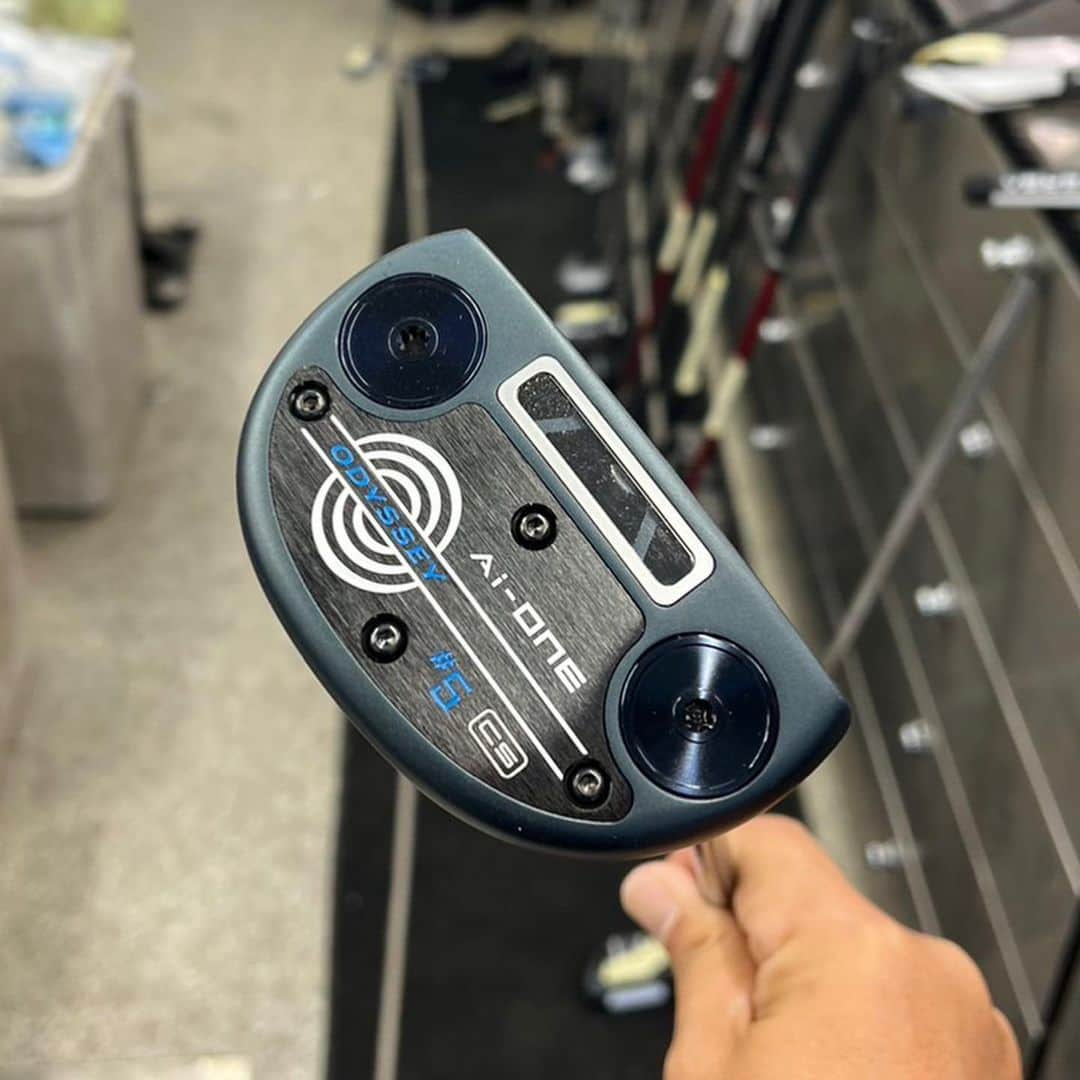 キャロウェイゴルフ（Callaway Golf）のインスタグラム：「先週の国内男子「ダンロップフェニックストーナメント」で、Ai-ONE #5 CSパター※が優勝しました🏆 Ai-ONEシリーズのツアー初優勝です！   先週も引き続き、国内男子（JGTO）・女子ツアー（JLPGA）ともにAi-ONEシリーズの使用者が増えてきています！   ■JGTO Ai-ONEパター 9名使用 ■JLPGA Ai-ONEパター　3名使用 Ai-ONE MILLEDパター　6名使用   ※プロトタイプ . . . #キャロウェイ #オデッセイパター #AiONEパター #AiONEMilledパター #エーアイワンパター #エーアイワンミルドパター #パター . . #Odyssey | #1PutterOnTour | #1PutterInGolf」