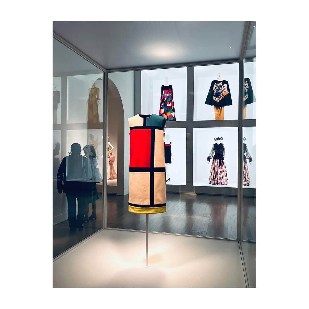 室井由美子のインスタグラム：「「Yves Saint Laurent, Across the Style」 一番感動したのは、カトリーヌ・ドヌーブが映画「昼顔」で着用したアイコニックでシンプルなドレスとそのスケッチ。 画像2枚目(右)のピーコートJKルックも、その圧倒的かつ 普遍的なエレガントさに思わず、震えました ・ #昼顔のスタイルすごく好きだったな #好きなものはずっと変わらない #エレガントが好き #stylereminds  #yvessaintlaurent #yvessaintlaurentexhibition  #thenationalartcentertokyo」