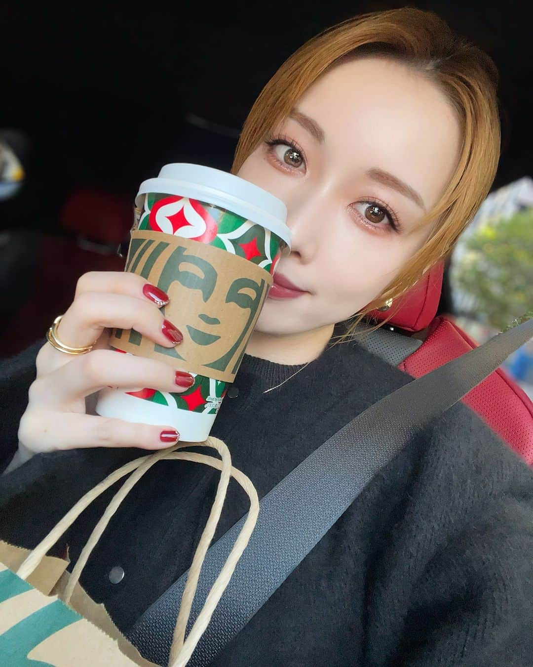 瀬戸早妃のインスタグラム：「スタバの投稿続いちゃった☕️✨  スタバのクリスマスカップって何種類あるの？ 全部かわいいなぁおい🎅🎄❤️  カーディガンは先日の @elendeek もこもこで好き🖤  #スタバ #Xmas #christmas」