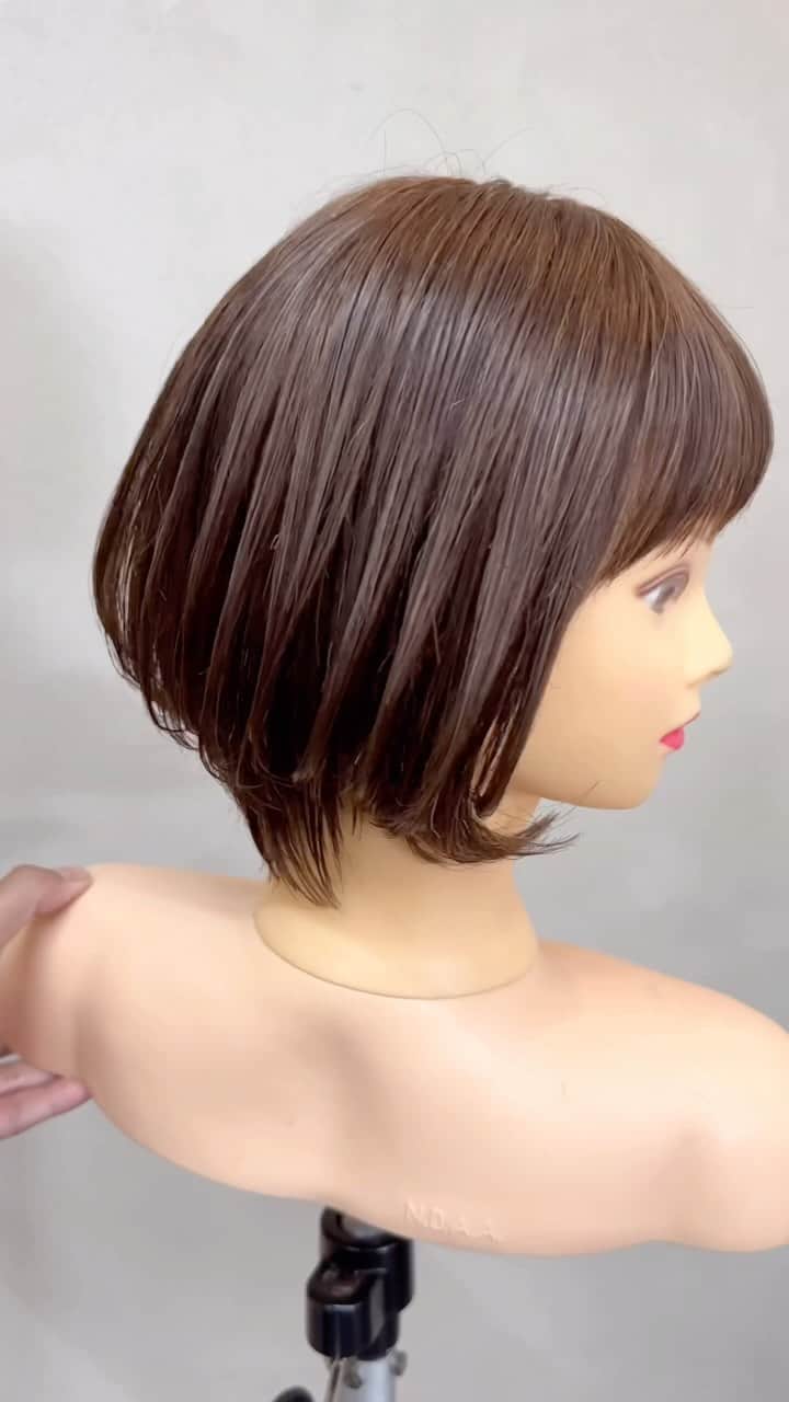 鶴谷和俊のインスタグラム：「ショートボブカット/Corte bob corto   Short bob cut កន្សែង​បុកបោរស៊ិច Tóc bob ngắn शॉर्ट बॉब कट  숏 보브 컷  短发波波剪裁 Coupe bob courte  ▪️使用ハサミ/scissors JOEWELL  @joewell_global  @joewell_japan  ニューコバルト NC-5 JDB-610F  #ショートボブ #ボブ #ショートヘア #ショートカット #hairtiktok  #hairtok #bob #ボブ #ショートヘア #カット #ヘアカット #ヘアスタイル #髪型 #hair  #haircut #hairstyle #hairstyles #hairstylest #hairstyle #美容師 #Hairdresser #ម៉ាស់ស្រពះ #Thợlàmtóc #हेयरड्रेसर #Peluquero #미용사 #美发师 #Coiffeur #peinado #joewellscissorspr #pr」