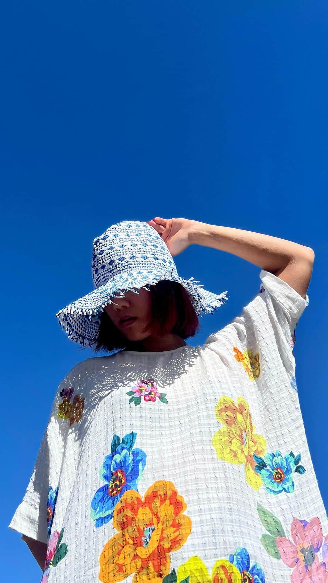 ミーガンパークのインスタグラム：「⛱️ Transport yourself beachside with the Lucia Resort Kaftan and Sophie hat by @lehat_raefeather  #meganpark #vacationsstyle #holidaydresses #holidaypacking #widebrimhat #hatstyle #kaftandress #travelfashion」