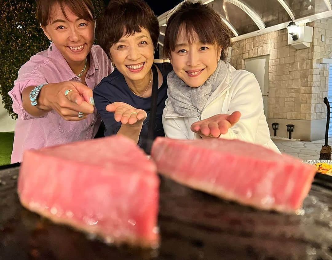 田中律子さんのインスタグラム写真 - (田中律子Instagram)「世田谷会は、念願の薬丸邸にて、BBQ🥩前回の世田谷会で、次はやっくんのお家🏠で、BBQねーとお約束どーり、薬丸邸にお邪魔させていただきましたーー🤭  薬丸さん、郁恵さん、翔子ちゃん、私の4人だけで最幸なBBQでしたー🥩お肉は薬丸さんがお取り寄せしてくれた最高級❗️シャトーブリアンまで🥩 お家BBQのレベルがとにかくすごかった🤩  お家も、ピカピカ✨薬丸さんの綺麗好きは本当でした🤭  薬丸さん、ご馳走様でした、そしてお邪魔しましたー🏠郁恵さん、翔子ちゃんも、いつもありがとうございます🙏みんなで話しが止まらなすぎて、時間があっという間🤭 次の世田谷会も楽しみです❤️  photo📷by 薬丸さん  #世田谷会 #薬丸会  #時差投稿  #薬丸邸 #念願のbbq  #シンクはピカピカ #綺麗すぎる  #いつもありがとうございます  #話しが止まらない」11月20日 15時18分 - ri2kotanaka