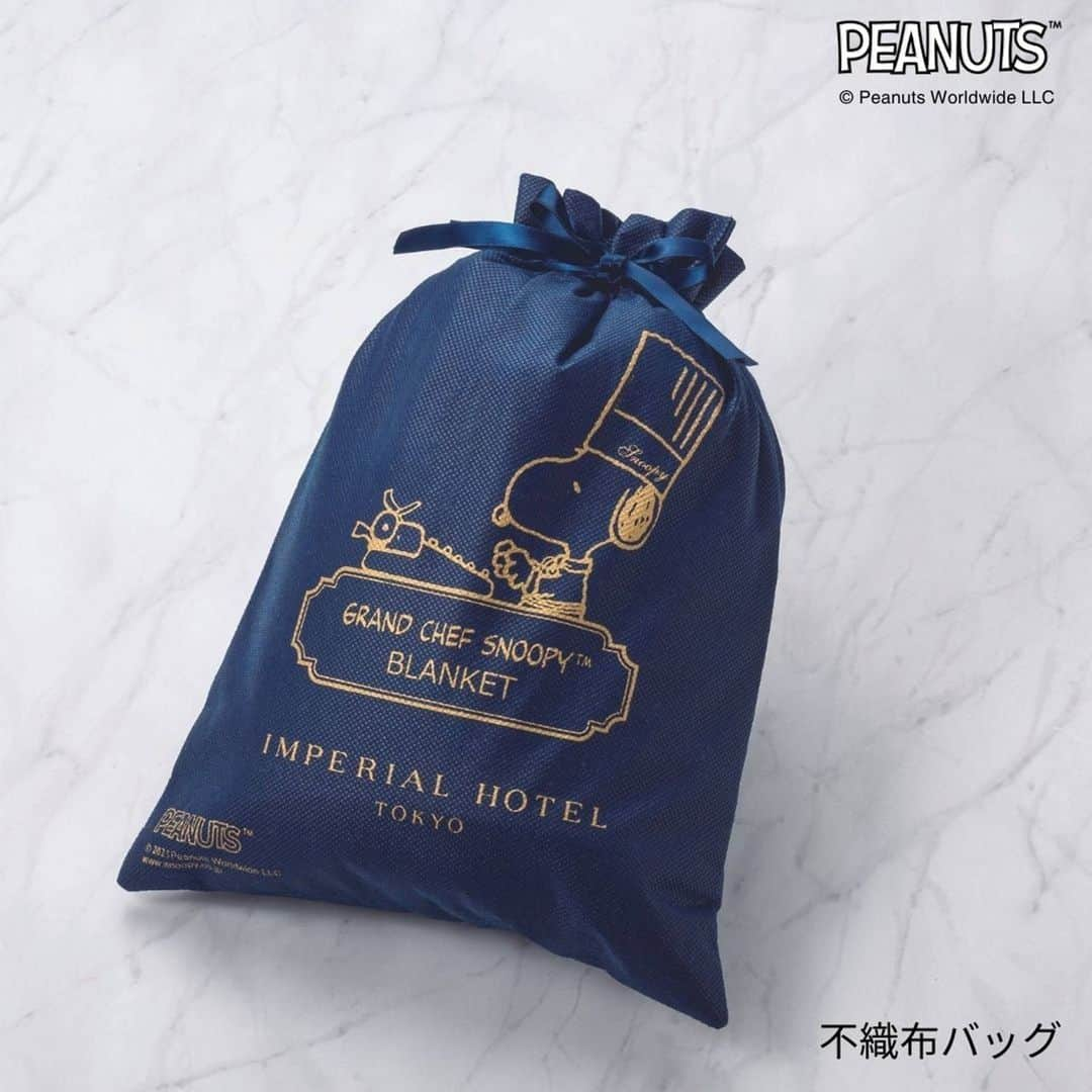 Imperialhotel_jp_帝国ホテル 公式さんのインスタグラム写真 - (Imperialhotel_jp_帝国ホテル 公式Instagram)「． ～帝国ホテル 東京限定！料理長スヌーピー商品に新作登場～  詳細は、「ショップを見る」へ。 または @imperialhotel_jp_official プロフィールリンクより「帝国ホテル 東京サイト」→「ホテルショップ」→「商品一覧」へ。  ****************  ホテルショップ「ガルガンチュワ」では、帝国ホテル 東京オリジナルの「料理長スヌーピー」の商品をご用意しております。 コック帽とコックコートを身にまとった料理長スヌーピーは、ご自身のコレクションや贈り物におすすめです。  ・【1-2枚目】＜新作＞料理長スヌーピー ブランケット　5,500 円 人気の料理長スヌーピーのブランケットがリニューアルして登場！ ふわふわとして肌触りが良いコットンを使用し、ご家庭で洗濯も可能で、年代や性別を問わず通年お使いいただけます。 不織布のギフトバック付きで、プレゼントにもおすすめです。  ・【3枚目】料理長スヌーピークッキーセット　2,052 円 食べやすいひとくちサイズのクランベリークッキーとアーモンドココアクッキーの2種類を、可愛いらしいデザインの缶に詰めました。  ・【4枚目】料理長スヌーピー タンブラー（ブラック） 2,860 円 シックなデザインのステンレスサーモタンブラーです。 直接ドリンクを入れるのはもちろん、カップ入りのドリンクを入れてカップホルダーとしてもお使いいただけ、温度を長持ちさせることができます。 ※完全保冷・保温ではございません。  ・【5枚目】料理長スヌーピー グラス  1,870 円 帝国ホテル 東京の宿泊プラン「Grand Chef SNOOPY™」でも使用されているグラスです。 料理長スヌーピーと、コック帽をかぶったウッドストックのイラストが描かれています。  ・【6枚目】＜オンラインショップ限定＞料理長スヌーピー ぬいぐるみ　3,630 円　 コック帽とコックコートをまとった、ふわふわで存在感のある大きめサイズのぬいぐるみです。 ふわふわの料理長スヌーピーのぬいぐるみは数量限定ボールチェーン付きで、かばんなどにつけて一緒にお出かけできます。  商品は「帝国ホテル オンラインショップ」からもご購入いただけます。  #帝国ホテル#帝国ホテル東京#imperialhotel#imperialhoteltokyo#travellermade#ホテルショップ#gargantua#ガルガンチュワのある暮らし#スヌーピー#ピーナッツ#snoopy#peanuts#料理長スヌーピー#snoopylover#史努比#grandchefsnoopy#スイーツ#snoopycollection#スヌーピースイーツ#スヌーピー限定商品#スヌーピーグッズ#クッキースヌ活#スヌーピーコレクション#スヌーピーコレクター#スヌーピーコラボ#スヌーピーデザイン#スヌーピーマニア#スヌーピー推し#スヌーピー情報#スヌーピー新商品」11月20日 15時21分 - imperialhotel_jp_official