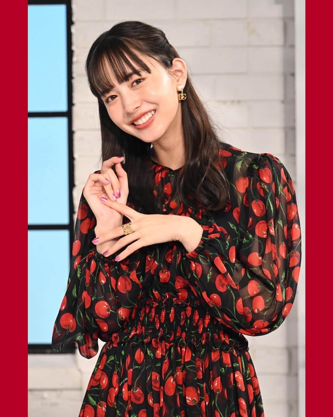 日本テレビ「おしゃれイズム」さんのインスタグラム写真 - (日本テレビ「おしゃれイズム」Instagram)「井桁弘恵のおしゃれチェック😍 2023年11月26日放送分  #JUJU さんをお迎えしての #おしゃれクリップ いかがでしたか？👠  JUJUさんに宿る秘めた情熱を表すようなレッド🍒 スカートの下にスカートを穿いたようなまたしても唯一無二のスタイリングです。歌のステージを見届ける姿もセットに映えていました😆  そしてナイフコツコツ音！ブーツのコツコツは秋冬の音🍂JUJUさんさすがの表現力でした…！  大好評！スタイリストさんからのコメントもご紹介します📝  -----  今回ゲストはすーぱーおしゃれ❣️なJUJUさん〜〜👏👏👏 ヒールの音👠🎶が大好きなJUJUさんからとってもたくさんおしゃれの心❤️学ばせて頂きましたあ😍  いげちゃんは @dolcegabbana のチェリーがいっぱいのドレスで🍒LIVEにお呼ばれしちゃったよ🎤✨ ドレスUPスタイルです👗🍒  シルク素材のお上品なチェリードレスに🍒チェリーペンシルスカート🍒 ちょっと透け感があるのでチェリー達から🍒チェリー達が🍒重なってみえます🍒  ドレスだけでも👗スカートだけでも👖充分素敵ですが✨ 組み合わせることでいげちゃんだけの特別なチェリースタイルに🍒🍒🍒 足元はブーツで重めに👢いい音鳴らして🎶 おしゃれしてお出かけしたくなりますね〜👯‍♀️💕  足音ってその人の性格がすごく出るんです👠👡👞🥾🥿👟🎶 靴は自分の子供みたいなもの👠👠とお話してくださったJUJUさん❣️  靴たちが喜んでます〜❣️❣️❣️ ファッションだいすき❤️なわたしはにやにやが😍止まらない😍今回でした〜👠  -----  MCのおしゃれにも今後ぜひ注目してみてくださいね💁‍♀️  #おしゃれクリップ #井桁弘恵 #ファッション #ファッションコーデ #ootd #fashion」11月20日 18時00分 - oshare_clip_ntv