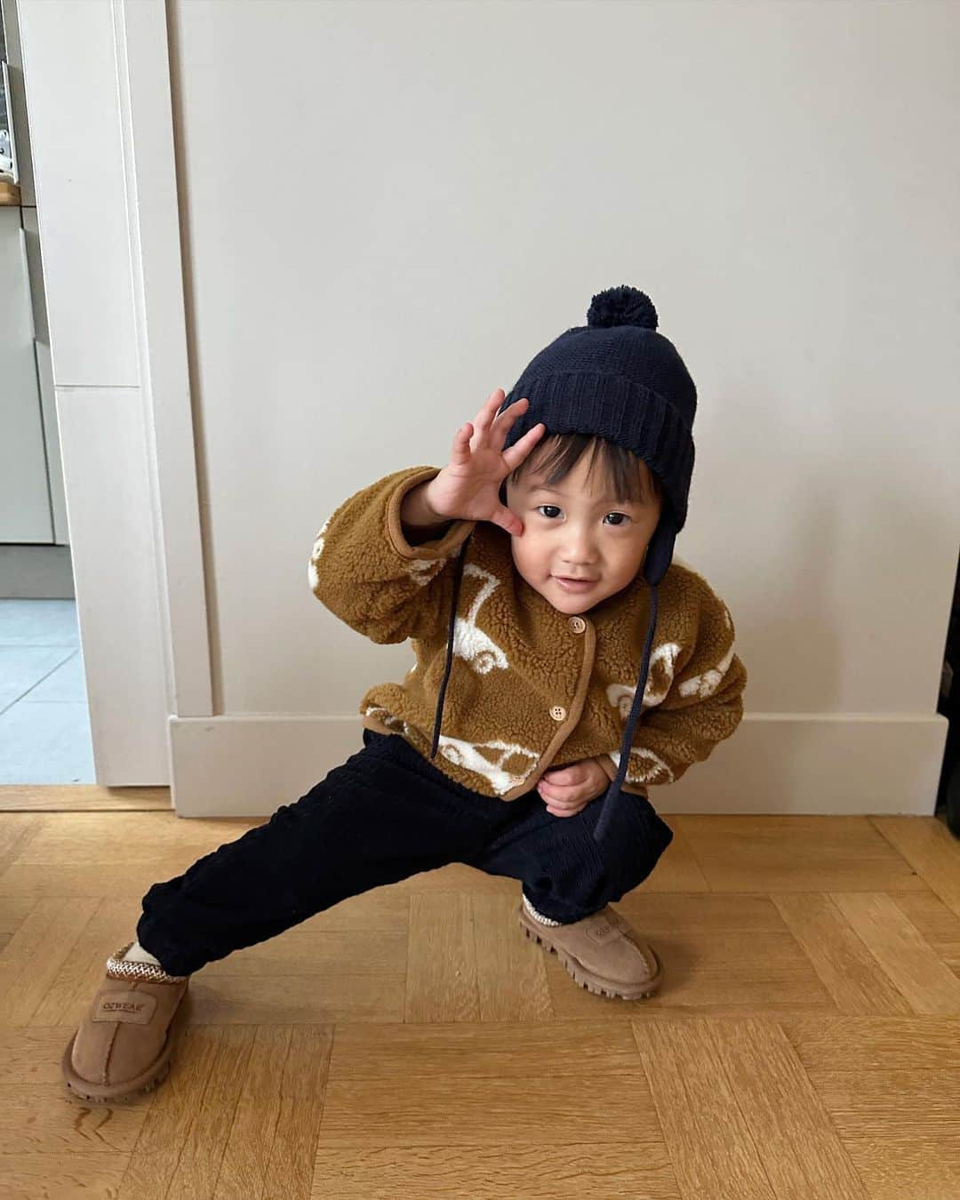 ソンシンのインスタグラム：「호주오즈웨어 ugg 2차 오픈했어요🙏🏻🙏🏻  오전 10시 오픈이라고 하고 시차때문에 늦은 저를 용서하세유..ㅋㅋㅋ 나란여자 증말🫠🫠  이준이는 저번에 밴딩슬리퍼 했었는데 자꾸 보니까 시드니 슬리퍼 온가족이 하면 너무 귀여울거 같더라구요 ㅎㅎㅎ 그래서 이번엔 저희는 시드니로 맞췄어용  근데 우리것도 가져온다면서 한국 신발장에 고대로  두고온 나.. 어떤데..🫠🫠  아쉬운대로 이준이꺼만 촬영했어요ㅎㅎ 이준이꺼는 16번 키즈케언즈 슬리퍼에요!  1차 판매때 보니까 몇몇분 작게 나왔다고 하시는분들이  계셨어요 ㅠㅠ  어그는 사실 겨울에 양말신고 신으니까  제 생각에는 한사이즈 업 해주시는게 더 편하게 신으실수 있을거 같아요 !  어그는 사실 커도 신는데 작으면 못신으니까 ㅠㅠ 편하게 신는걸 추천합니다🤎  오늘부터 일주일간 할인된가격으로 오픈해둘게요  배송은  해외배송으로 2-3주 소요되는점 양해부탁드리고 해외배송 특성상  교환시 배송비 4만원 추가되는점 미리 공지합니다🙏🏻🙏🏻」