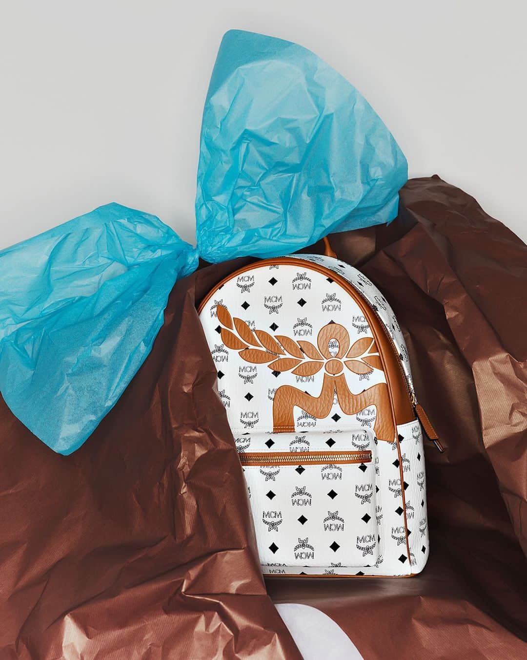 エムツェーエムのインスタグラム：「Celebrate Stark - the perfect companion for wherever this season takes you.   #MCMholiday」