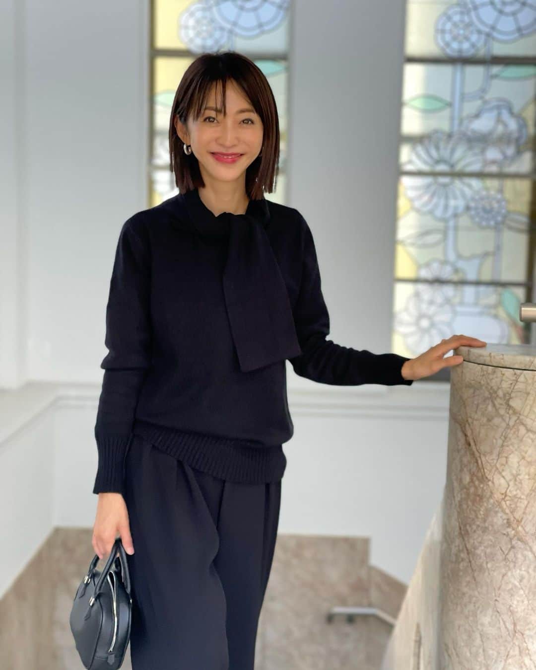 木本泉のインスタグラム：「- お天気も良くて今日はアウターを着てなかったよ🍂  ワイドパンツに合わせると、きっちり感あるコーデに🖤  ランチ時間にサクッと打ち合わせ📝 最近、色々やりたい事があり😌考えているだけで楽しい🤭」