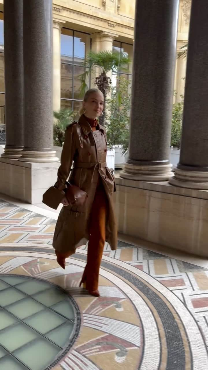 Burcu Esmersoyのインスタグラム：「when in Paris..」