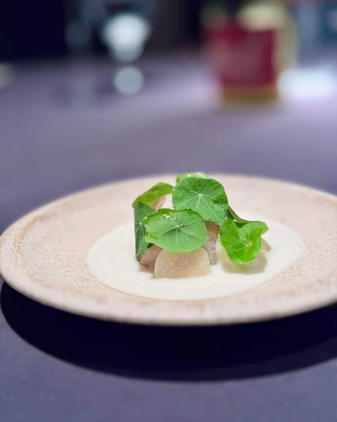 ケス Keisuiのインスタグラム：「先日の...  @johanne_siy x @lacime_japan collab dinner シンガポールで行われた #asias50bestrestaurants のシグネチャーセッション以来のコラボは、大阪で再演。  シェフおふたりの息ピッタリな様子。 Asia’s 50 Best Restaurants’ Asia’s Best Female Chef award を受賞した JO のお料理をまさか大好きなラシームさんで食べる日が来るとは...。  次回もまた楽しみなコラボディナーでした😋😋😋  （※ @mitsuru_wakabayashi くんが撮ってくれた写真のゆうゆ様がどれも普段通りの愛に溢れる姿すぎて、感動。みつるくん、ありがとうございます😘）  #Worlds50Best #Asias50Best #50BestDiscovery #50BestTasteHunter  #osaka #lacime #lolla #lolacime #signaturesessions」