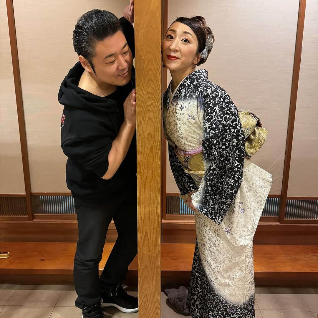 西尾夕紀さんのインスタグラム写真 - (西尾夕紀Instagram)「福井での村木弾さんとの30周年ランチショー！！ 沢山のご来場を頂き大盛況にて終わりました♡  楽屋では壁を挟んでハイポーズ🤣！！ 壁を挟むとおもしろいねって言いながら 弾くんが写メ撮りにお付き合いしてくれました✌️ (本番前😆)  1日限り！マロンスペシャルバンドの 皆さんの演奏で歌唱＆モノマネショー！！ やはり生バンドは迫力がでてスケール感が増しますよね😄  前夜祭は青森から後援会長さんが わざわざ福井まで応援に来てくださり更に 盛り上がり2次会までハッピーな夜となりました♪  歌える事の幸せと沢山のご来場様。 マロンスペシャルバンドの皆様。音響、照明さん。 地元スタッフの皆様。全ての皆様に感謝致します🙏  明日は、宮崎へ伺います！！ また、たのしい事がいっぱいだぁ！！ #三国オーシャンリゾートホテル  #歌 #ものまね #村木弾 さん #活 #ちえの店」11月20日 15時34分 - yuki_nishio_