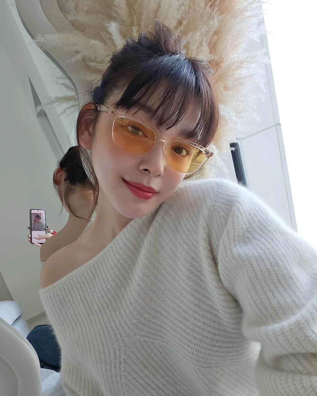 永井麻央のインスタグラム：「. 색깔도 모양도 굿🧡 평소에 선글라스는 많이 안하는편인데 이번 겨울에는 많이 도전하고싶다☺️ . #광고 #협찬 . #카린 #카린선그라스 #뉴진스선글라스」