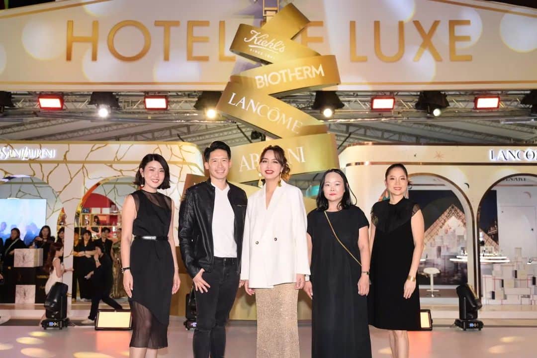 CeCi Thailandさんのインスタグラム写真 - (CeCi ThailandInstagram)「‘HOTEL DE LUXE’  ที่ครั้งนี้นับเป็นการกลับมาอีกครั้งของการรวม 6 บิวตี้แบรนด์ชั้นนำระดับโลก ประกอบด้วย วายเอสแอล บิวตี้ (YSL Beauty) จิออร์จิโอ อาร์มานี่ (Giorgio Armani) ลังโคม (Lancôme) คีลส์ (Kiehl’s) ไบโอเธิร์ม (Biotherm) และ ชู อูเอมูระ (shu uemura)   ร่วมกันเนรมิตงานในคอนเซ็ปต์โรงแรมหรูสุดเอ็กซ์คลูซีฟ เพื่อเป็นแลนด์มาร์คใหม่ใจกลางกรุงเทพมหานคร ณ บริเวณพาร์ค พารากอน ที่พร้อมต้อนรับให้ทุกคนได้เช็กอินช่วงเวลาแห่งความสุขผ่านประสบการณ์ความงามกับบิวตี้ไอเท็มยอดนิยม   เลือกสรรฮอลิเดย์คอลเล็คชั่นและเซ็ตผลิตภัณฑ์ราคาพิเศษมอบให้คนพิเศษ รวมถึงกิจกรรมร่วมสนุกและมุมถ่ายภาพตอบโจทย์สายคอนเทนต์มากมาย ระหว่างวันที่ 17 – 26 พฤศจิกายน 2566  #hoteldeluxe」11月20日 15時38分 - girldailydotcom