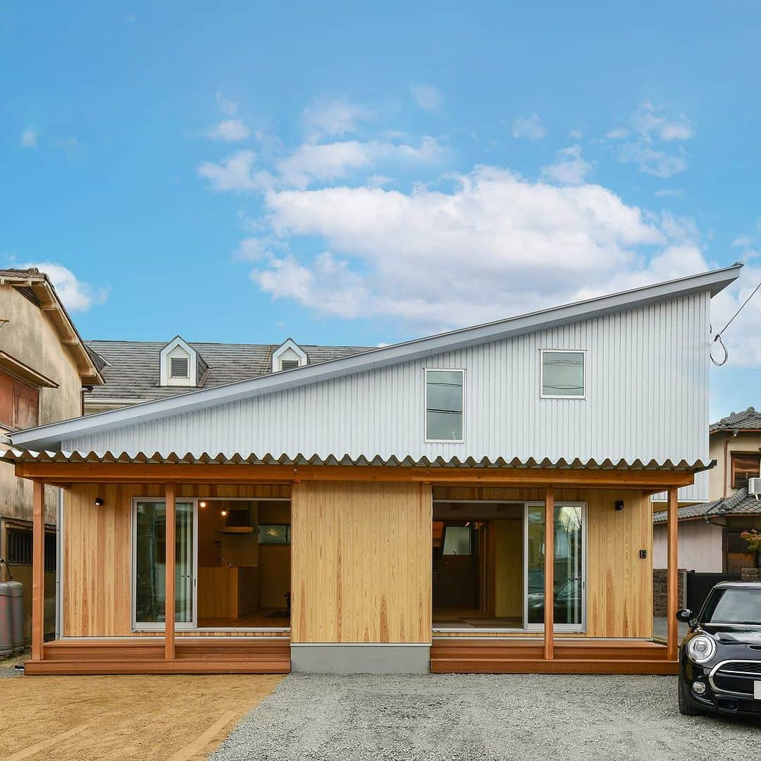 大和建設株式会社のインスタグラム：「ロフトのある平屋の住宅🏠 無駄を省いたすっきりとしたお住まいに仕上がりました。  ______________________________ #大和建設 のインスタグラムでお気に入りの家を見つけてください✨ 【お問い合わせはお気軽に】DM、コメントお待ちしています  ■大和建設HP■ @daiwakensetsu 👉 プロフィールリンクより 📕資料請求はハイライトのリンクからお申込みください ______________________________  大和建設は倉敷で風土に適した素材と技術で家づくりをしている工務店です。新築・リノベーションなどお気軽にお問い合わせください。  【大和建設の家づくり】 01：今も未来も続く心地よい暮らしのために。 一組一組の理想の暮らしに寄り添いながら、扉一枚、段差数cmの是非も丁寧に吟味することで、いつまでも心地よい住まいが叶うと考えています。  02：自然に寄り添い、その地の魅力を引き出す。 立地環境は千差万別。敷地の環境を生かすにはそれぞれの長所・短所を見極め、できるだけ素直にカタチに落とし込むことが必要です。そこにしっかりと向き合い、寄り添う姿勢を大切にしています。  03：職人の手仕事で、確かなカタチに。 熟練の職人による丁寧な手仕事で、1棟1棟に真摯に向き合い続けます。  04：びおソーラーにより、自然室温で快適に暮らせる住まいを。 自然に抗うのではなく、自然を上手に利用して「快適」に導く家。冬は暖かく夏は涼しく過ごせる、快適な住環境を作り出します。  ______________________________ 大和建設株式会社  〒710-0043 岡山県倉敷市羽島757-2  ☎️ : 086-476-9055 ______________________________  DMまたは公式HPよりご相談お待ちしております。  #岡山工務店 #岡山家づくり #倉敷の家 #倉敷注文住宅 #倉敷工務店 #福山注文住宅 #岡山住宅 #総社注文住宅 #岡山デザイン住宅 #倉敷市工務店 #猫と暮らす家づくり #倉敷工務店 #工務店で建てる家 #平屋外観　 #岡山新築 #平屋の暮らし #平屋住宅　 #工務店が作る家　 #平屋建て　 #施工実例 #平屋住宅 #平屋建て #平屋の家　 #平屋の家 #平屋暮らし #ロフトのある家 #自然素材の家 #平屋」