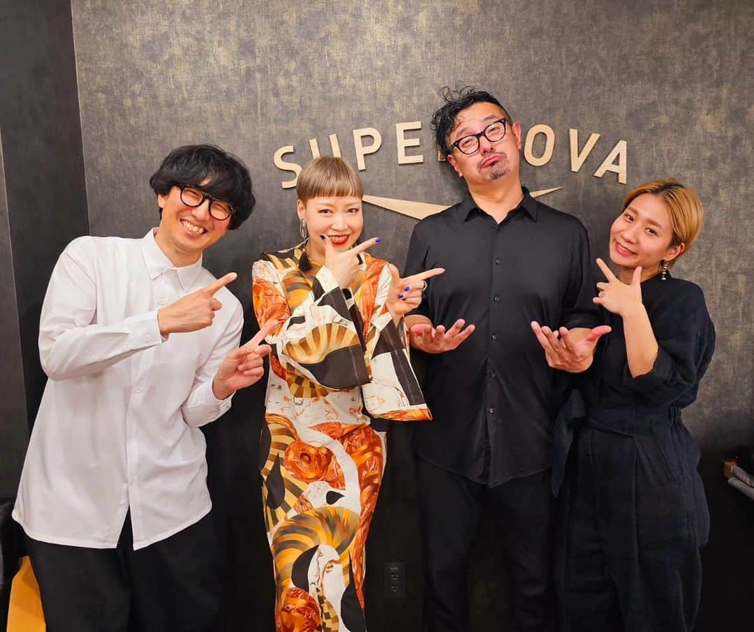 Shihoさんのインスタグラム写真 - (ShihoInstagram)「かわさきジャズ2023。 新しくできたハコ、スペルノーヴァでやり散らかしました。 桑原あい、鳥越啓介、山内陽一朗という重くて最強のメンバーで、楽しくないわけないんです。 めちゃくちゃ盛り上がったよー！！ もはや「ジャズとはなんだろう」っていうライブでしたが笑。 お世話になった皆様、観に来てくださった皆様、本当にありがとうございました！ そして愛するミュージシャン。曲のコントロール能力が半端ない。いく時はいきすぎるほどやる。それが好き。こんなに素晴らしい人たちと音楽できて幸せ者だよあたしゃ。  #friedprideshiho #Shiho #かわさきジャズ #桑原あい #鳥越啓介 #山内陽一朗 #jazz #live #music #gig #superfun #supernovakawasaki #ジャズ #音楽 #ライブ #singerslife」11月20日 15時47分 - fried_pride_shiho