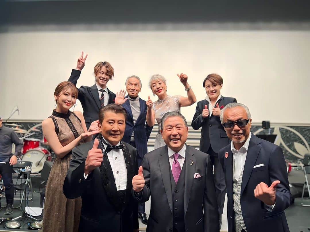 はやぶさのインスタグラム：「昨日の明治座さんで開催された名曲にっぽんの写真です。 大先輩方と記念撮影をしていただいて、夢のように嬉しかったです。宝物の一枚です。  【EN】  Here is a picture of the famous music Nippon held yesterday at the Meiji-za Theater.  It was a dream come true to have a commemorative photo taken with the senior members of the company.   It is a treasured picture.  #はやぶさ #ヒカル #ヤマト #大滝ひかる #駿河ヤマト #イベント #一日一枚  #写真  #hayabusa #hikaru #yamato #event  #picstory  #picstagram #photooftheday  #photogram  #hayabusadiary  #はやぶさの日記  #fotohariini」
