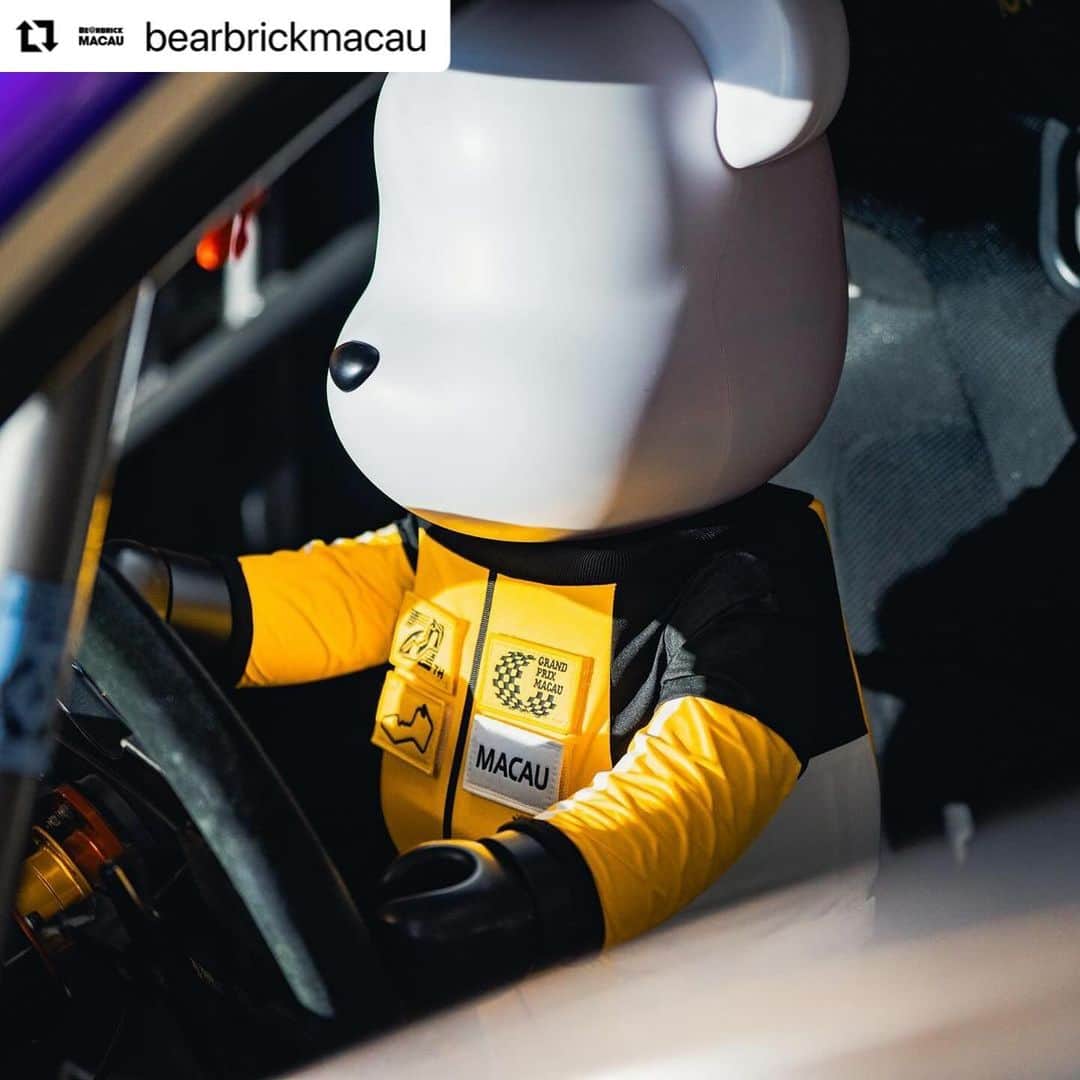 MEDICOM TOYさんのインスタグラム写真 - (MEDICOM TOYInstagram)「#Repost @bearbrickmacau with @use.repost ・・・ 來到第70屆澳門格蘭披治大賽車的最後一天，😆大家有盡情享受精彩刺激的盛事嗎？🏎️🏁   Voom Voom Voom! On the final day of the 70th Macau Grand Prix! 😆 Did everyone fully immerse themselves in the electrifying thrill of this epic spectacle? 🏎️🏁  ⬛️第70屆澳門格蘭披治大賽車合作款🟨 70th Macau Grand Prix Edition 線上發售 Out Now | Link in bio🔗  @medicom_toy @izumibon @grandprixmacau   #BEARBRICK #BEARBRICKMACAU #MacauGrandPrix #LimitedEdition #70MacauGP」11月20日 15時57分 - medicom_toy