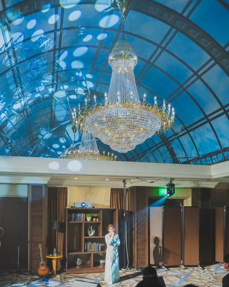 miwaのインスタグラム：「妹の結婚式で「Wedding Wish」を歌いました🥹✨ 妹には当日まで内緒で、聴かないようにしてもらいました🤫 私も妹も号泣してしまった、、、😭(新郎さんも泣いていた。笑) 妹がとても喜んでくれて、本当によかったです🥹 とってもアットホームで幸せ溢れる式でした✨」