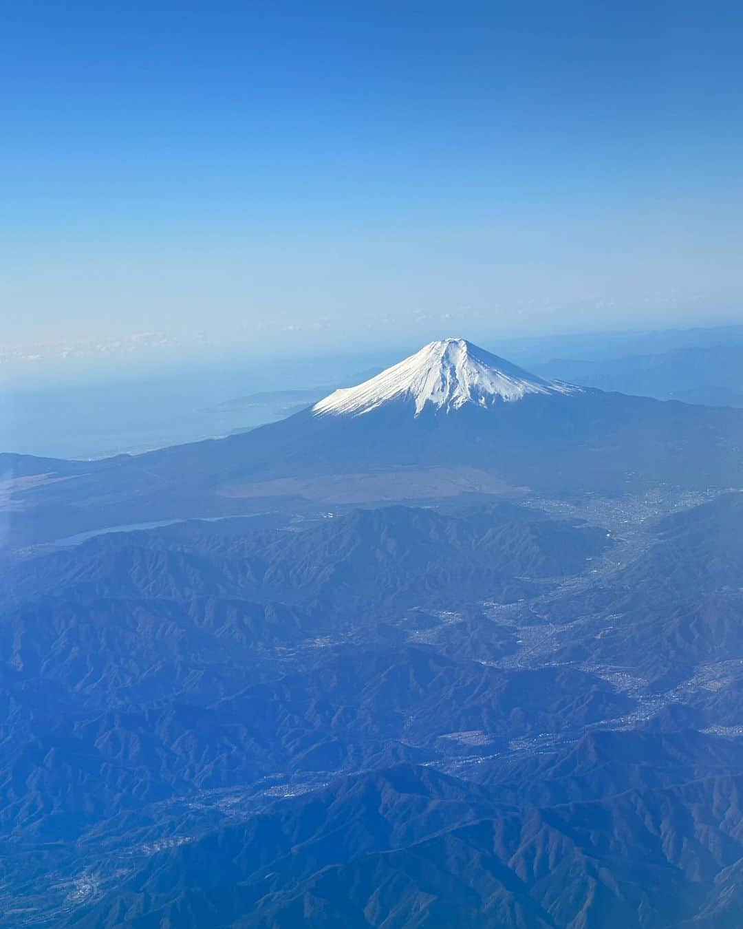 林家あずみさんのインスタグラム写真 - (林家あずみInstagram)「米子空港に向かう飛行機が私まで良い席で取っていただけ、師匠が窓側に座らせてくれまして☺️❤️  景色が最高過ぎたのでたくさん写真撮った中から何枚か☺️✨  富士山を上から見る贅沢な景色✨  #飛行機の景色 #富士山最高」11月20日 15時52分 - kurohime424