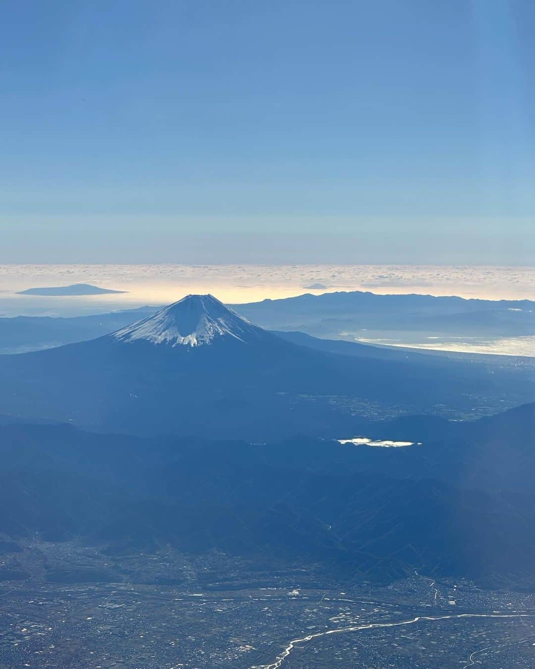 林家あずみさんのインスタグラム写真 - (林家あずみInstagram)「米子空港に向かう飛行機が私まで良い席で取っていただけ、師匠が窓側に座らせてくれまして☺️❤️  景色が最高過ぎたのでたくさん写真撮った中から何枚か☺️✨  富士山を上から見る贅沢な景色✨  #飛行機の景色 #富士山最高」11月20日 15時52分 - kurohime424