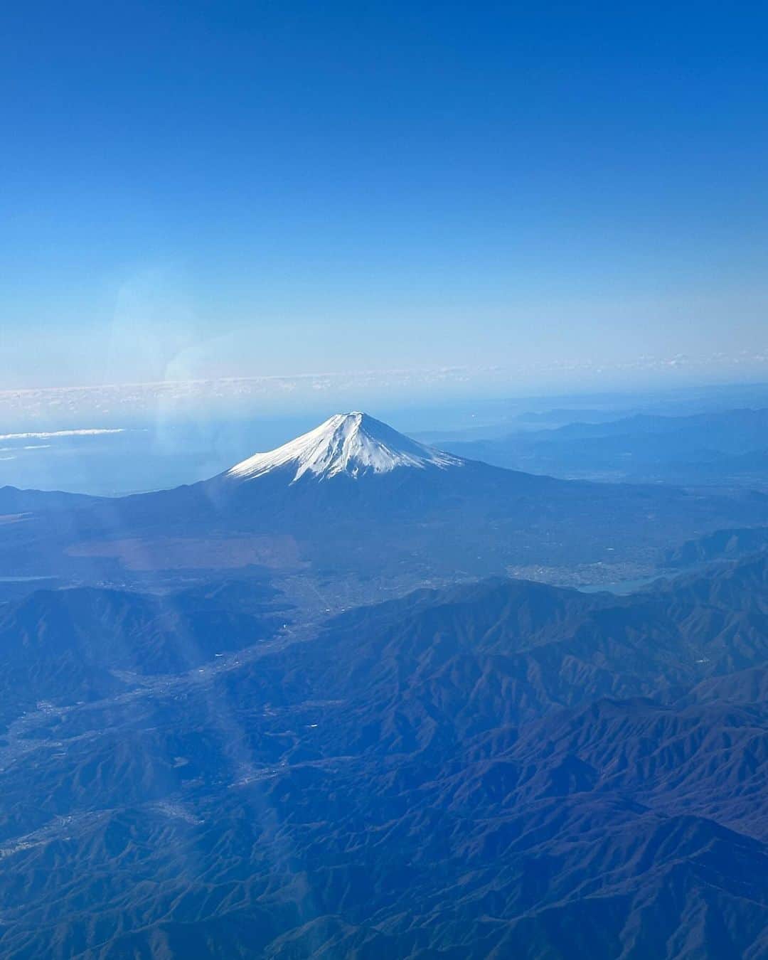 林家あずみさんのインスタグラム写真 - (林家あずみInstagram)「米子空港に向かう飛行機が私まで良い席で取っていただけ、師匠が窓側に座らせてくれまして☺️❤️  景色が最高過ぎたのでたくさん写真撮った中から何枚か☺️✨  富士山を上から見る贅沢な景色✨  #飛行機の景色 #富士山最高」11月20日 15時52分 - kurohime424