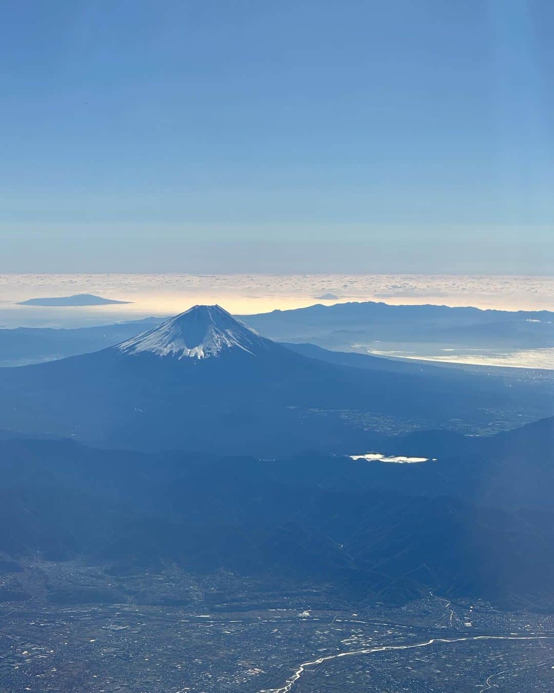 林家あずみのインスタグラム：「米子空港に向かう飛行機が私まで良い席で取っていただけ、師匠が窓側に座らせてくれまして☺️❤️  景色が最高過ぎたのでたくさん写真撮った中から何枚か☺️✨  富士山を上から見る贅沢な景色✨  #飛行機の景色 #富士山最高」