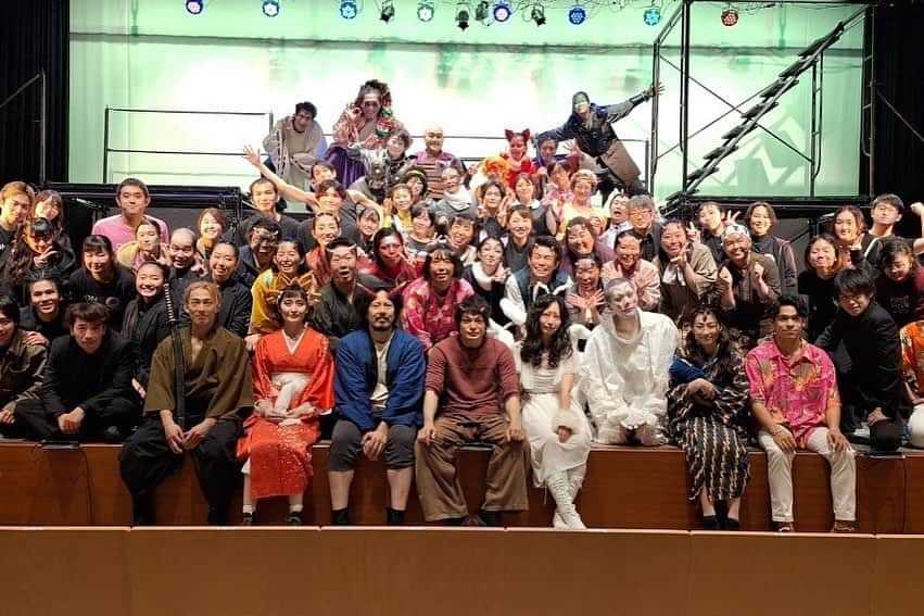 岩井七世さんのインスタグラム写真 - (岩井七世Instagram)「碗プロダクション本公演 マルデ音楽劇 『鬼の眼にも縹の海』  全公演終えました！ 裏も表も全力でいつも勇敢な碗のみなさん。 尊敬して応援してすっかり虜。  それに演劇の七福神みたいな最強のゲストに混ぜてもらって、この舟に乗っちゃった私は碗になにをもたらせるだろうって、毎日学びと反省で恥ずかしさと自分に向き合う日々でした。すごい人ってみんないい人で本当にすごいの、、当たり前じゃないよ超稀有！  碗ってすごい。マミさん大好き。 あ〜！楽しかった〜！  ご来場、誠にありがとうございました！  また来年をたのしみに👹 (碗公演は年間行事！)  #鬼の眼にも縹の海」11月20日 15時54分 - nanaseiwai