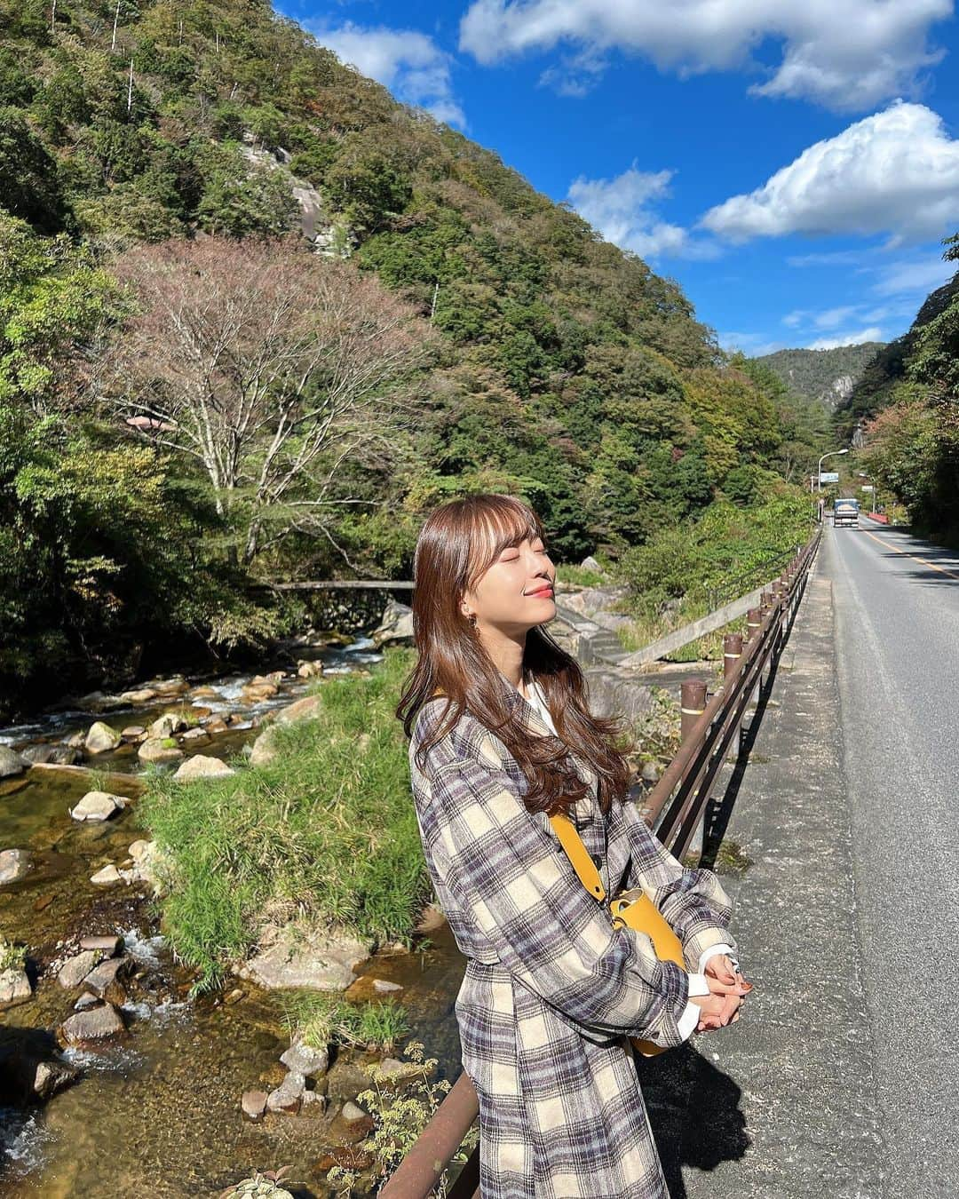 みき みーやんのインスタグラム：「岩から生えた一本松❤🌿 . . 鳥取に行った時にドライブの途中で 立ち寄った石霞渓🪨🌳 . 春には桜とツツジ、初夏は新緑と藤💜 秋は紅葉、冬は雪景色が楽しめるんだって❤ . . 岩から生えた立派な松も 探してみて🤭❤ . . 青い空と山の緑と澄み切った空気が 最高やったなー🤤❤ . . #PR#とっとり旅#鳥取 #鳥取旅行 #鳥取名物#お土産#tottori #Japantrip#フリーモデル #グルメ女子 #Japantravel#撮影風景#撮影の裏側#モデル#モデル撮影#撮影モデル#関西モデル#鳥取土産#ワンピース#ワンピースコーデ#プチプラ#プチプラコーデ#大山ワンダー#鳥取観光#大山山麓日野川流域#日野郡#絶景#一本松#鳥取風景」