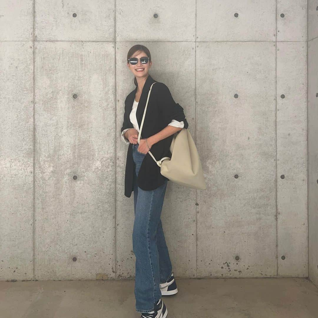 咲和希さんのインスタグラム写真 - (咲和希Instagram)「最近ずっと使っているbag✨♡ 大容量で沢山物が入るので マザーズバッグにもおすすめです👜 ロンハーマンで見つけた @stateofescape.japan  お洒落なのに肩に斜めがけできるので両手が空いて先日の帰省の時も凄く助かったのでシェア✨」11月20日 15時55分 - kazukiy21