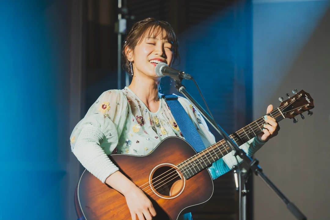 miwaのインスタグラム：「「ヒカリへ」の弾き語りもしました✨  妹は新郎と一緒に「ホール ・ニュー・ワールド」をデュエットしてました(笑)」