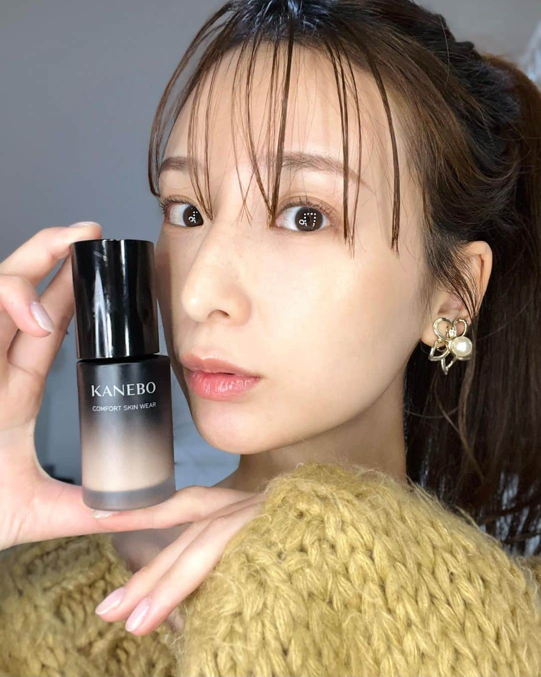 鈴木望さんのインスタグラム写真 - (鈴木望Instagram)「※案件じゃないよ🥹※☞スクロールして📷 「KANEBO」💄 コンフォートスキン　ウェア ピンクオークルB  SPF25 PA+++ ⁡ 撮影の時メイクさんが使ってくれて 素肌感とツヤ感に感動して すぐに買いに行ったファンデ♡ ⁡ 時間がたっても乾燥しない、崩れない！ 伸びも良く、 美容液のような感覚で付けられて 肌に馴染んでいく印象♡ ⁡ がっつりシミやクマを隠す場合は コンシーラーは必要だけど 素肌感を求めるなら絶対これ！！ ⁡ 本当に良いファンデと出会った🥺♡ ⁡ わたしの肌タイプ ⇩⇩ 超乾燥肌 薄肌 慢性蕁麻疹 ブルベ  ⁡ #kanebo #カネボウ #コンフォートスキンウェア  #ファンデ　#ファンデーション  #ファンデーション難民  #艶肌 #艶ファンデ　#素肌 #乾燥肌　#薄肌　#蕁麻疹 #ブルベ冬コスメ #ブルベ  #艶肌メイク #ツヤ肌 #毛穴レス」11月20日 16時05分 - nozomi.0318