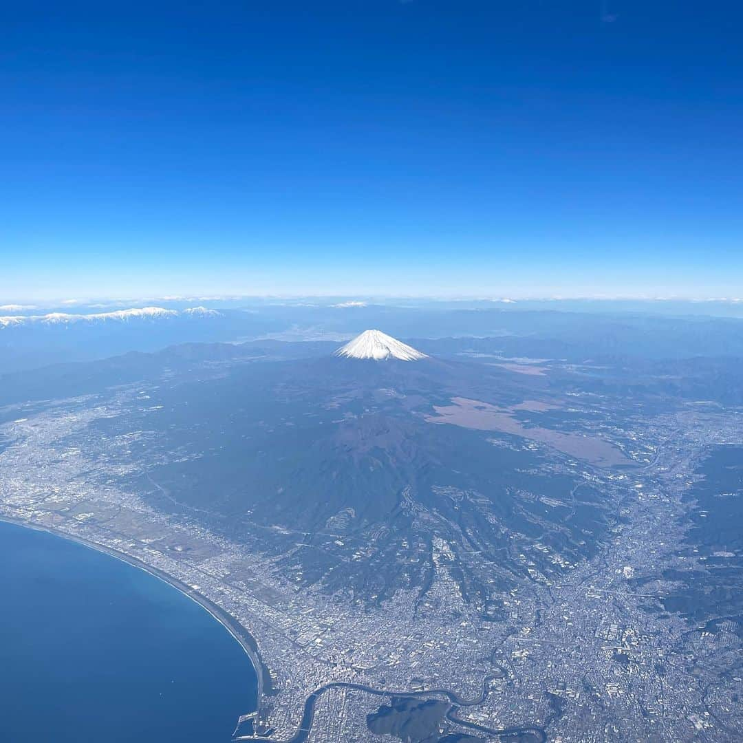 福西崇史さんのインスタグラム写真 - (福西崇史Instagram)「. 感動🥹 ずっと見ていられる🗻 . 皆さんにもいい事がありますように…👏 . #富士山 #静岡上空 #駿河湾からの富士山 #鮮やか #素敵写真 #幸せのお裾分け」11月20日 16時05分 - takashi_fukunishi