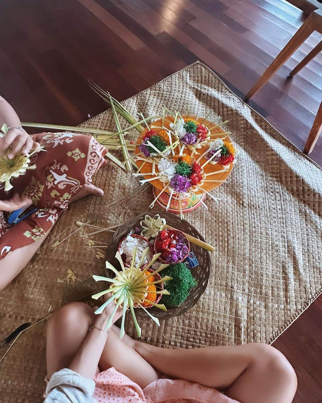 ニオミ・スマートさんのインスタグラム写真 - (ニオミ・スマートInstagram)「Terima kasih Lolita for teaching me how to make the beautiful traditional canang sari - these are the offerings that we see everywhere in Bali. They’re handmade woven baskets made from palm leaves and decorated with colourful petals and incense to pass on as an offering to the land and the gods.   What a creative way of praying & spreading love, expressing gratitude, and creating beauty on a daily basis. Within one household approximately 50 canang sari are offered in one day! I can’t think of an equivalent daily practice of offering back to the land that we do back home.   I’ve taken inspiration from this symbol of gratitude, and everywhere I’ve been during the past year I’ve created a small altar in the home with items of personal significance to me. This keeps me grounded in new environments. I’ve started offering natural items I find such as flowers or shells to the altar, creating more purpose and a connection to nature 🙏🌟🌿.   For me, this is a moment during my day to pause and consider what I’m thankful for in my life, for the guidance, the protection, and the support I feel around me. It is unrealistic to make and offer 50 canang sari a day especially when back home in the West, but taking inspiration from this and finding a personal unique daily ritual to take a moment to express gratitude I think is a beautiful thing.  If you’re considering building your own gratitude altar at home, I recommend gathering some of your most precious personal items such as sentimental ornaments, crystals, jewellery, and decorating a small table. Make it fun and get creative! I found this handwoven throw in Sumba (see last image) that I’ve used to cover the table, and decorated with petals and shells found in Bali. I’ve placed my incense, sage, and palo santo here for cleansing, and added my favourite oracle cards and crystals. I also occasionally add photos and other items that are special to me - it’s constantly evolving and growing!  If you feel called to create your own, have fun with it and know there is no right or wrong. It’s your own unique creation and practice.   🙏🌟」11月20日 16時06分 - niomismart