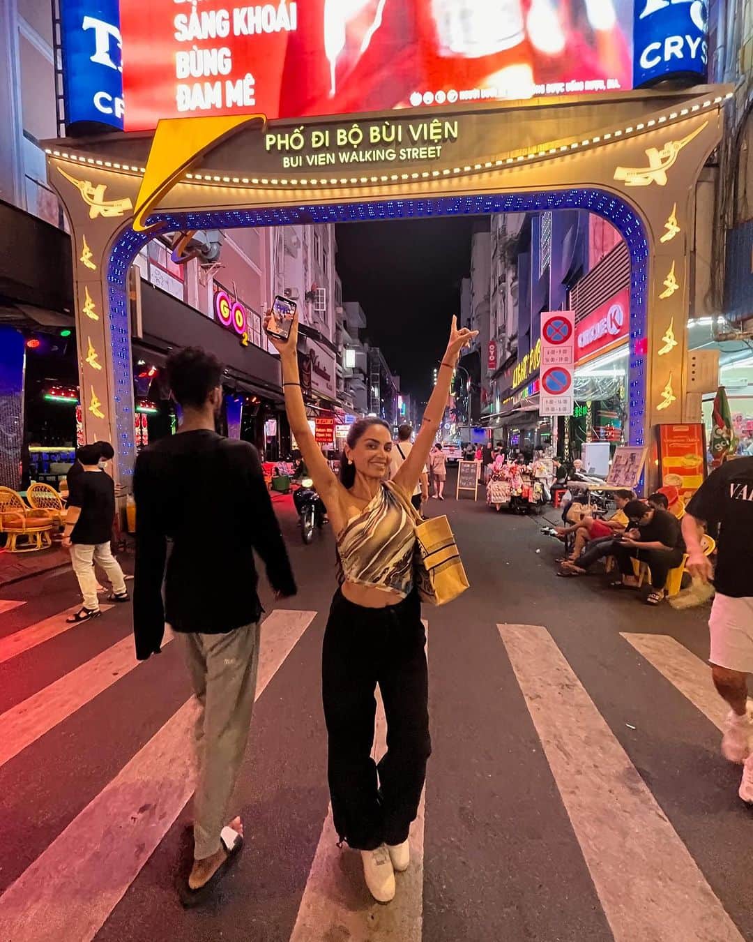 Diipa Büller-Khoslaさんのインスタグラム写真 - (Diipa Büller-KhoslaInstagram)「Saigon is a vibe… 🫶🏽  We had the best stay with @airbnb which truly felt like home away from home. We loved the flexibility of choosing a place that suited all of our and Dua’s needs from views, playgrounds and swimming pools 🤎」11月20日 15時58分 - diipakhosla