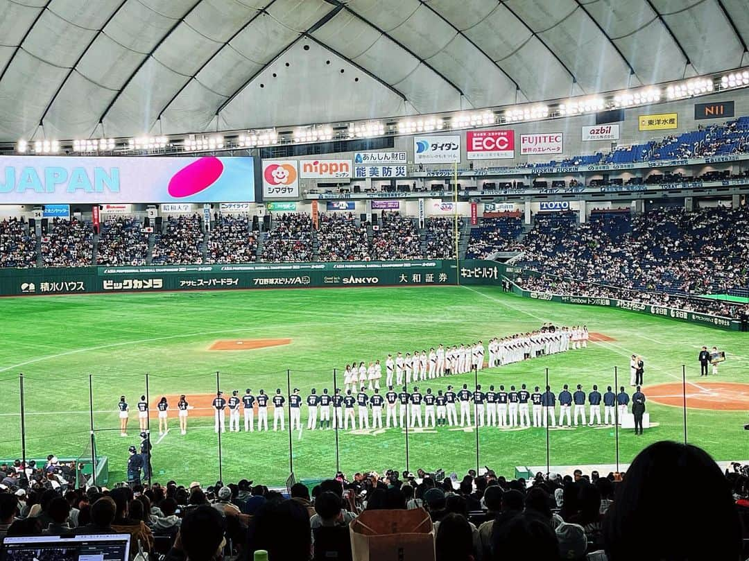 柴田幸子さんのインスタグラム写真 - (柴田幸子Instagram)「APBC⚾️🎤  ダイヤモンドシリーズ🥎決勝の後は アジアプロ野球チャンピオンシップ⚾️決勝！  タイブレークの末、日本の逆転勝ちで2連覇🏆👏🏻  初戦から柴田が推してた門脇選手が MVP取ってなんか嬉しかったです。笑  藤原選手はもちろんね☝🏻 あとは牧選手！  今大会で特に好きになったお3方♡  門脇選手の会見でのやりとり聴いてて ルーキーとは思えないしっかりぶりに好感度大😳  毎度Mixedで牧選手捕まえたけど 柔らかさと強さが絶妙なバランス！  あと想像と違ってびっくりしたのは万波選手！  めちゃくちゃ体大きい！！！ そんなに線が太いイメージなかったのだけど 特にお尻から下の下半身ががっしりどっしり！😎🙌🏻  メリハリすごくてキレイなふくらはぎと足首はキュ！笑  トップアスリートの体付きに 5度見くらいしてしまった、、、笑  すごいなぁ😍  あの体あってこその 素晴らしいご活躍なんでしょうね👏🏻  今回プレス席で韓国人記者🇰🇷の方と オーストラリア人記者🇦🇺の方の間に 無理やり入れていただいたのだけど（笑）  あまりに私の所にファールボールが飛んでくるので 🇦🇺記者さんが青い目を丸くして 🤷🏼🤷🏼🤷🏼←なってたから  この大会での私のファールボール引き寄せ問題を お伝えしてから仲良くなり。笑  それからはボールが飛んでくるたびに 見合ってハイタッチ🙌🏻🙌🏻🙌🏻  逆側の🇰🇷記者さんとも仲良くなり 色んな質問されたのどけど  日本では⚾️と⚽️どっちが人気？  という質問をされ答えに窮してしまった、、、🥹  🇰🇷ではプロ球団としては⚾️ 代表としては⚽️とおっしゃってたよ！  ちなみに日本のサッカー選手としては 中田英寿さんと富安選手（アーセナル）を知ってるって 言ってました！笑  帰り際にはお2人それぞれから Congratulations!!!!! と声かけていただいたりね😆  こーいうのがあるから国際大会て楽しいのです☝🏻  色んな国のメディアさんとお話しできるのは とても重要なインプットになるし 私は元来、世界中の国の人と お友達になりたいタイプなので、、、🤣  結局、4日間全てドームに通って （全部見られたのは決勝戦だけだけど） ドーム取材も攻略したし実り多い大会でした！  #アナウンサー #フリーアナウンサー #radio #ラジオ #取材  ・ ・」11月20日 15時59分 - shibata_sachiko