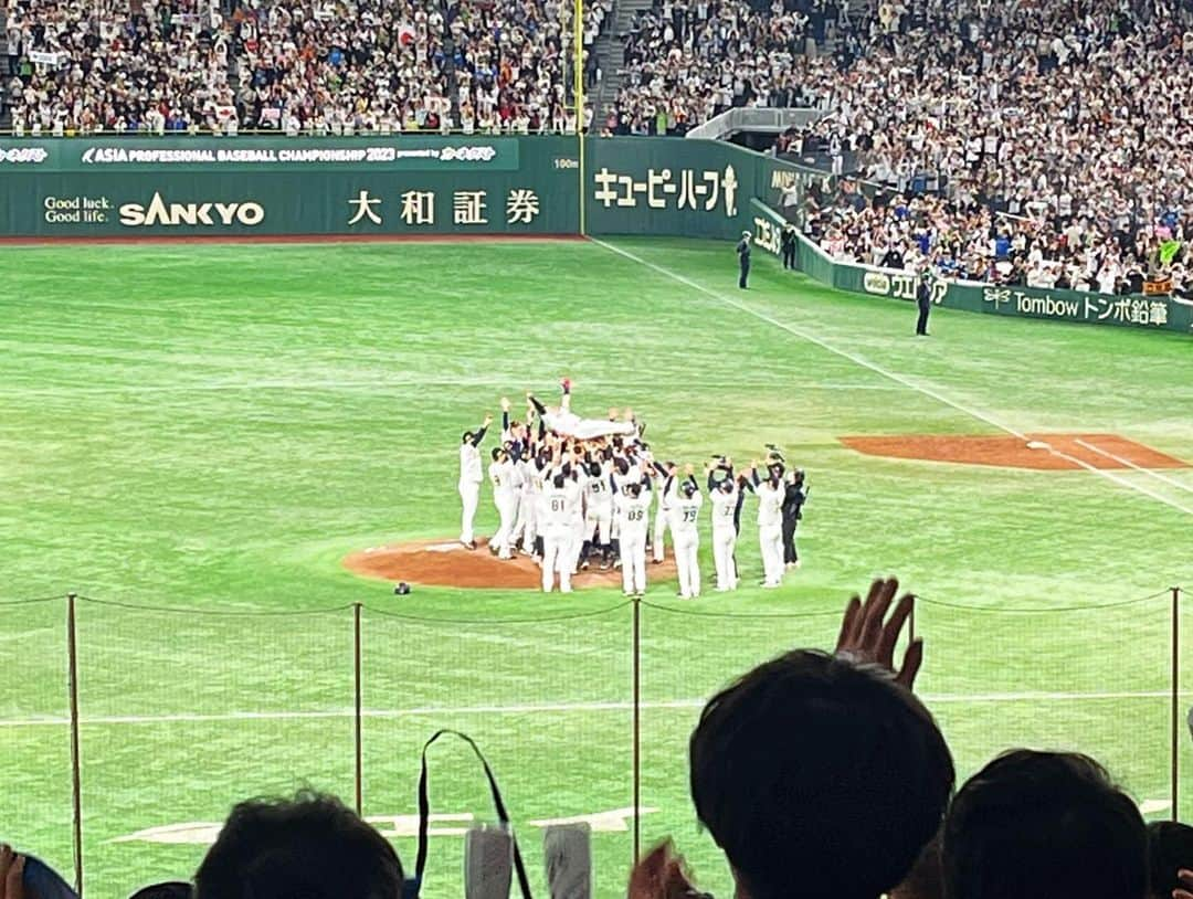 柴田幸子さんのインスタグラム写真 - (柴田幸子Instagram)「APBC⚾️🎤  ダイヤモンドシリーズ🥎決勝の後は アジアプロ野球チャンピオンシップ⚾️決勝！  タイブレークの末、日本の逆転勝ちで2連覇🏆👏🏻  初戦から柴田が推してた門脇選手が MVP取ってなんか嬉しかったです。笑  藤原選手はもちろんね☝🏻 あとは牧選手！  今大会で特に好きになったお3方♡  門脇選手の会見でのやりとり聴いてて ルーキーとは思えないしっかりぶりに好感度大😳  毎度Mixedで牧選手捕まえたけど 柔らかさと強さが絶妙なバランス！  あと想像と違ってびっくりしたのは万波選手！  めちゃくちゃ体大きい！！！ そんなに線が太いイメージなかったのだけど 特にお尻から下の下半身ががっしりどっしり！😎🙌🏻  メリハリすごくてキレイなふくらはぎと足首はキュ！笑  トップアスリートの体付きに 5度見くらいしてしまった、、、笑  すごいなぁ😍  あの体あってこその 素晴らしいご活躍なんでしょうね👏🏻  今回プレス席で韓国人記者🇰🇷の方と オーストラリア人記者🇦🇺の方の間に 無理やり入れていただいたのだけど（笑）  あまりに私の所にファールボールが飛んでくるので 🇦🇺記者さんが青い目を丸くして 🤷🏼🤷🏼🤷🏼←なってたから  この大会での私のファールボール引き寄せ問題を お伝えしてから仲良くなり。笑  それからはボールが飛んでくるたびに 見合ってハイタッチ🙌🏻🙌🏻🙌🏻  逆側の🇰🇷記者さんとも仲良くなり 色んな質問されたのどけど  日本では⚾️と⚽️どっちが人気？  という質問をされ答えに窮してしまった、、、🥹  🇰🇷ではプロ球団としては⚾️ 代表としては⚽️とおっしゃってたよ！  ちなみに日本のサッカー選手としては 中田英寿さんと富安選手（アーセナル）を知ってるって 言ってました！笑  帰り際にはお2人それぞれから Congratulations!!!!! と声かけていただいたりね😆  こーいうのがあるから国際大会て楽しいのです☝🏻  色んな国のメディアさんとお話しできるのは とても重要なインプットになるし 私は元来、世界中の国の人と お友達になりたいタイプなので、、、🤣  結局、4日間全てドームに通って （全部見られたのは決勝戦だけだけど） ドーム取材も攻略したし実り多い大会でした！  #アナウンサー #フリーアナウンサー #radio #ラジオ #取材  ・ ・」11月20日 15時59分 - shibata_sachiko