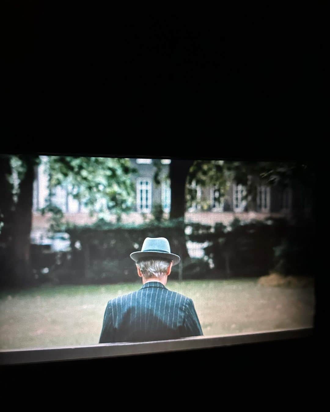 ユン・ジョンシンのインスタグラム：「⠀ ⠀ 기내 영화 ⠀ 참 잘 고른다 난 ⠀ Living(2022) ⠀ The Whale (2022) ⠀ 대한항공 타실 분들 참고하셔요」