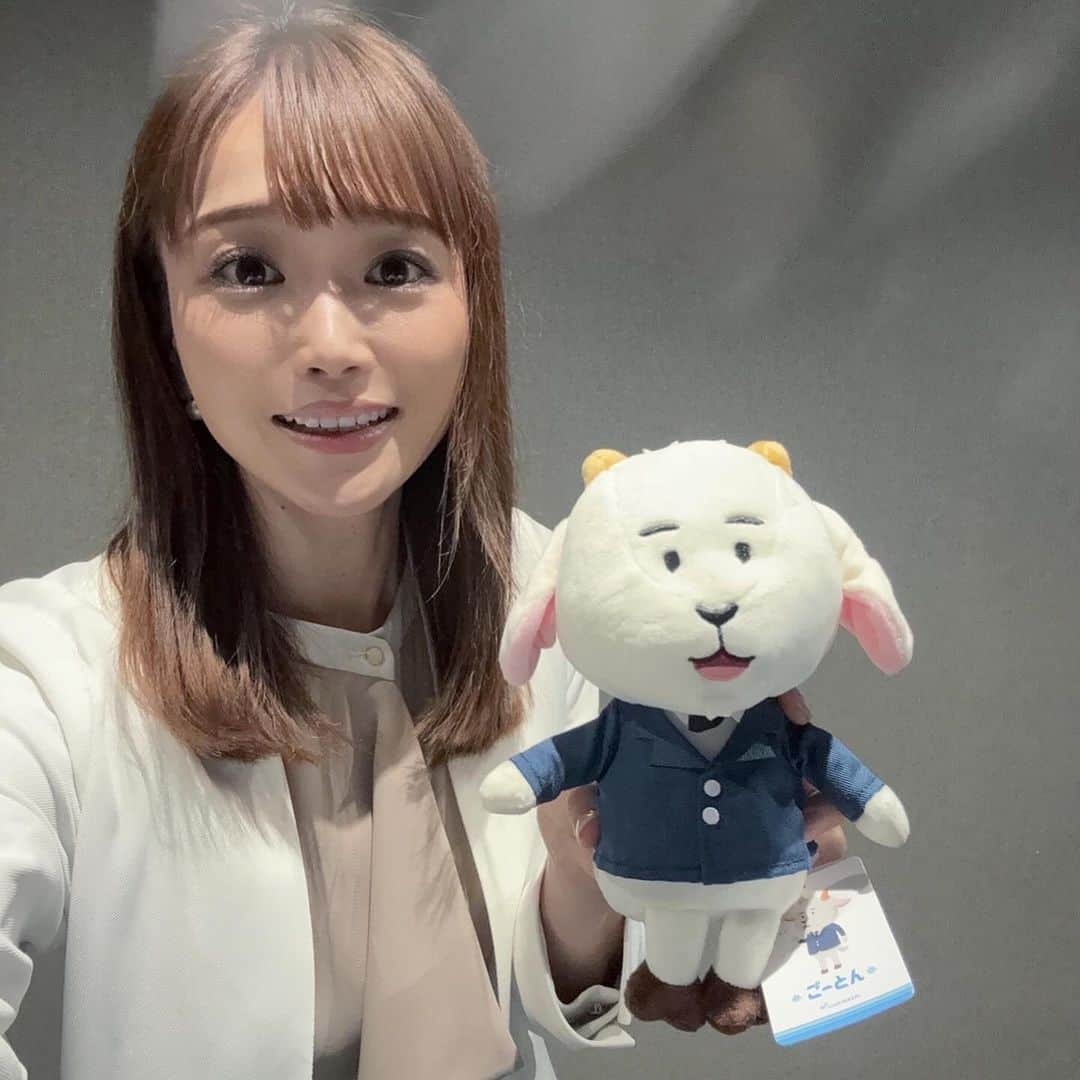 村山千代のインスタグラム：「🐐 某企業さんのオンラインイベント司会でした。  ペーパーレス化などを推進している企業さんで マスコットキャラクターは、 紙を食べるイメージにちなんでヤギくん。  可愛すぎて困り眉になっちゃいました🥰  ちなみに代表曰く、 「ヤギは紙を食べるイメージがあるけど、 食べないし、食べると下す」とのことw  私もペーパーレスに貢献すべく、 iPadに入れた台本で進行しました。  そして！ 別の現場で会う人たちが 偶然にもスタジオに３人集まりビックリ テンション上がりましたー！  #お弁当も美味しくて上機嫌 #気分上がりすぎて中身撮るの忘れましたが #下鴨茶寮 の #すき焼き弁当 でした #いい会社すぎる　 #オンラインイベント #マスコットキャラクター #ヤギ #今日のしゴート #ヤギは英語でゴート」