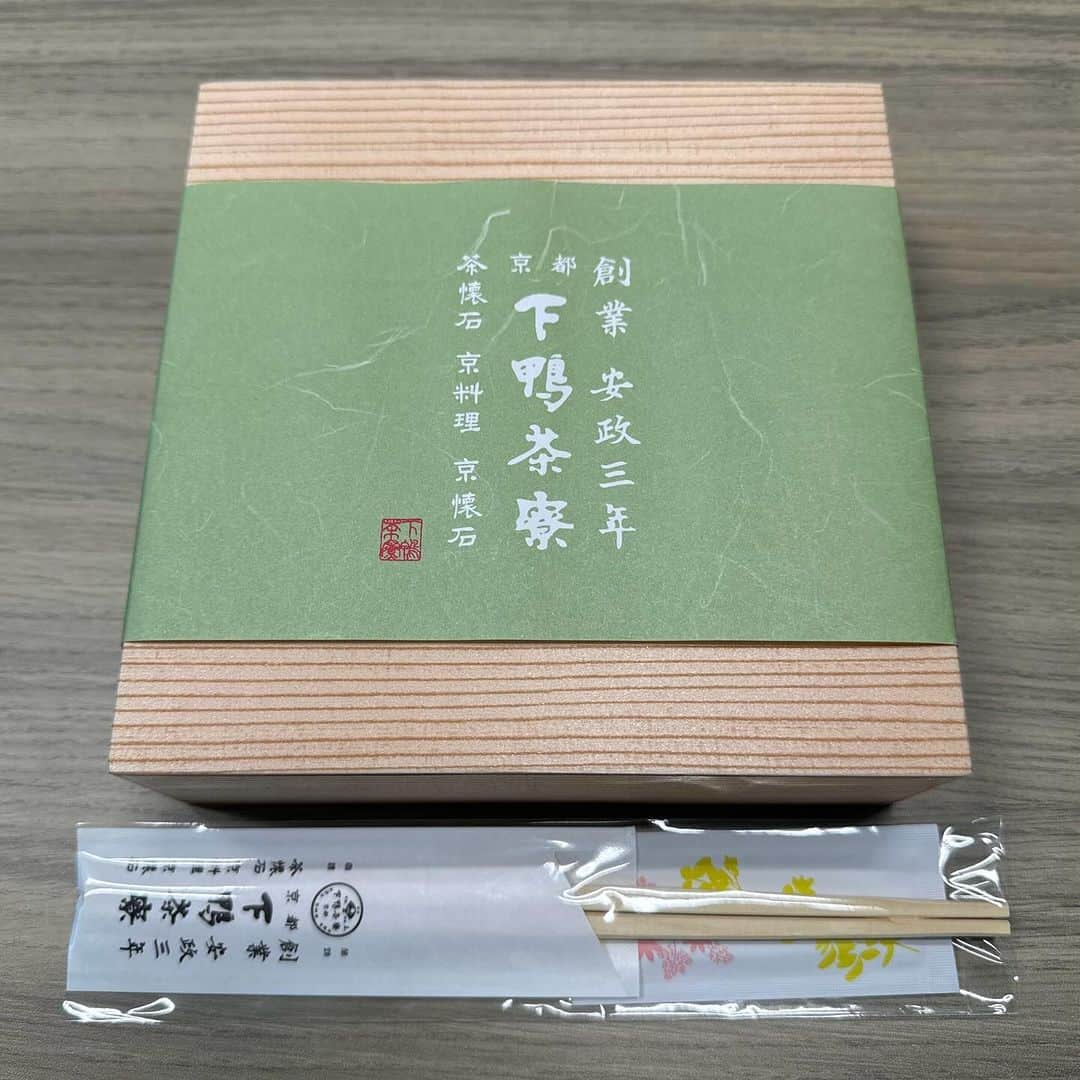 村山千代さんのインスタグラム写真 - (村山千代Instagram)「🐐 某企業さんのオンラインイベント司会でした。  ペーパーレス化などを推進している企業さんで マスコットキャラクターは、 紙を食べるイメージにちなんでヤギくん。  可愛すぎて困り眉になっちゃいました🥰  ちなみに代表曰く、 「ヤギは紙を食べるイメージがあるけど、 食べないし、食べると下す」とのことw  私もペーパーレスに貢献すべく、 iPadに入れた台本で進行しました。  そして！ 別の現場で会う人たちが 偶然にもスタジオに３人集まりビックリ テンション上がりましたー！  #お弁当も美味しくて上機嫌 #気分上がりすぎて中身撮るの忘れましたが #下鴨茶寮 の #すき焼き弁当 でした #いい会社すぎる　 #オンラインイベント #マスコットキャラクター #ヤギ #今日のしゴート #ヤギは英語でゴート」11月20日 16時00分 - chiyocolate420