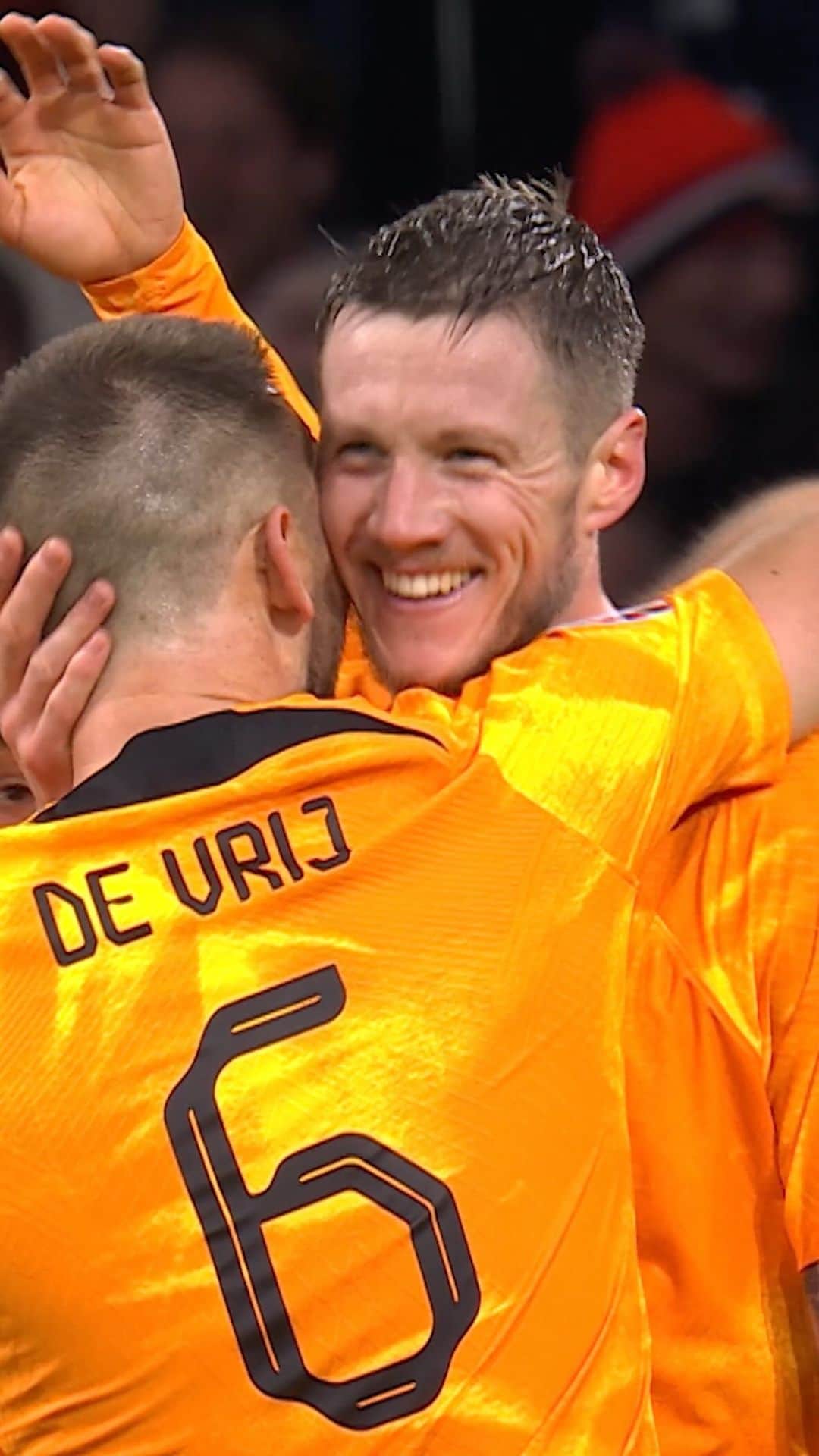 のインスタグラム：「@stefandevrij 🕺 🤝 🚀 @wout.weghorst!   #NothingLikeOranje #NEDIRL」