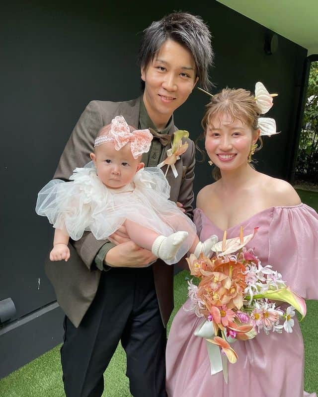 プレ花嫁の結婚式準備サイト farny 【ファーニー】さんのインスタグラム写真 - (プレ花嫁の結婚式準備サイト farny 【ファーニー】Instagram)「@farny_weddingをフォローして #プラコレ #美花嫁図鑑 を付けて投稿してください⡱ . ‥‥‥‥‥‥‥‥‥‥‥‥‥‥ Today's wedding photo from... @y_wd__1005 さん⚐* . 可愛すぎるファミリーフォトのご紹介💗  家族揃ってのオフショットが 微笑ましくてとても素敵ですよね☺️  アンスリウムを使ったコーディネートもおしゃれです💐 . ‥‥‥‥‥‥‥‥‥‥‥‥‥‥ . \\花嫁ライター募集中// @farny_wedding のDMに ”farny花嫁ライター希望”とお送りください✈︎✉︎ . \\花嫁アプリ // プロのアドバイザーに結婚式の相談を何度でも ウェディングドレスの記事や、 自分のウェディングレポを残せちゃう♡” . >>>TOPのURLからcheck ⋈ @placole_dressy >>>結婚のご相談は プラコレウェディングアドバイザーへ♡ @wedding_adviser >>>ウェディングレポを残したいなら、 farny by プラコレをcheck ✎ @farny_wedding >>>ウェディングアイデア＆DIYは ドレシーアイデアcheck ❁ @dressy_idea >>>素敵なドレスに出会いたい花嫁さま♡ @dressyonline_をcheck >>>お洒落で可愛いパパママ婚やフォトは @dressy.baby をcheck ∴ >>>鎌倉にOPEN”お花とドレスと紅茶のカフェ” @dressyroom_teaをcheck𓌉𓇋 >>>名古屋にOPEN”ウェディング体験型カフェ @dressycafe_nagoya をcheck𓌉𓇋 . ‥‥‥‥‥‥‥‥‥‥‥‥‥‥  #一度きりの人生一度は魔法にかけられて #結婚準備 #結婚式 #結婚式場 #当日レポ #撮影指示書 #weddingtbt #weddingdress #ウェディングドレス #ウェディングフォト #ブライダルフェア #farnyレポ #美花嫁図鑑 #mydress #大人可愛い #花嫁コーデ #花嫁コーディネート　#ブライダルヘア #花嫁ヘア #ヘアアレンジ #ファミリーフォト」11月20日 16時02分 - farny_wedding