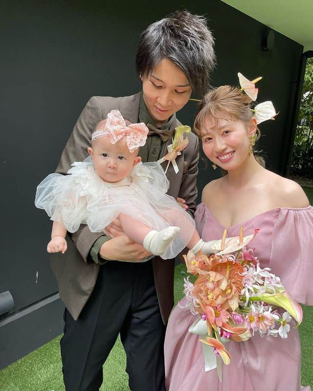 プレ花嫁の結婚式準備サイト farny 【ファーニー】さんのインスタグラム写真 - (プレ花嫁の結婚式準備サイト farny 【ファーニー】Instagram)「@farny_weddingをフォローして #プラコレ #美花嫁図鑑 を付けて投稿してください⡱ . ‥‥‥‥‥‥‥‥‥‥‥‥‥‥ Today's wedding photo from... @y_wd__1005 さん⚐* . 可愛すぎるファミリーフォトのご紹介💗  家族揃ってのオフショットが 微笑ましくてとても素敵ですよね☺️  アンスリウムを使ったコーディネートもおしゃれです💐 . ‥‥‥‥‥‥‥‥‥‥‥‥‥‥ . \\花嫁ライター募集中// @farny_wedding のDMに ”farny花嫁ライター希望”とお送りください✈︎✉︎ . \\花嫁アプリ // プロのアドバイザーに結婚式の相談を何度でも ウェディングドレスの記事や、 自分のウェディングレポを残せちゃう♡” . >>>TOPのURLからcheck ⋈ @placole_dressy >>>結婚のご相談は プラコレウェディングアドバイザーへ♡ @wedding_adviser >>>ウェディングレポを残したいなら、 farny by プラコレをcheck ✎ @farny_wedding >>>ウェディングアイデア＆DIYは ドレシーアイデアcheck ❁ @dressy_idea >>>素敵なドレスに出会いたい花嫁さま♡ @dressyonline_をcheck >>>お洒落で可愛いパパママ婚やフォトは @dressy.baby をcheck ∴ >>>鎌倉にOPEN”お花とドレスと紅茶のカフェ” @dressyroom_teaをcheck𓌉𓇋 >>>名古屋にOPEN”ウェディング体験型カフェ @dressycafe_nagoya をcheck𓌉𓇋 . ‥‥‥‥‥‥‥‥‥‥‥‥‥‥  #一度きりの人生一度は魔法にかけられて #結婚準備 #結婚式 #結婚式場 #当日レポ #撮影指示書 #weddingtbt #weddingdress #ウェディングドレス #ウェディングフォト #ブライダルフェア #farnyレポ #美花嫁図鑑 #mydress #大人可愛い #花嫁コーデ #花嫁コーディネート　#ブライダルヘア #花嫁ヘア #ヘアアレンジ #ファミリーフォト」11月20日 16時02分 - farny_wedding