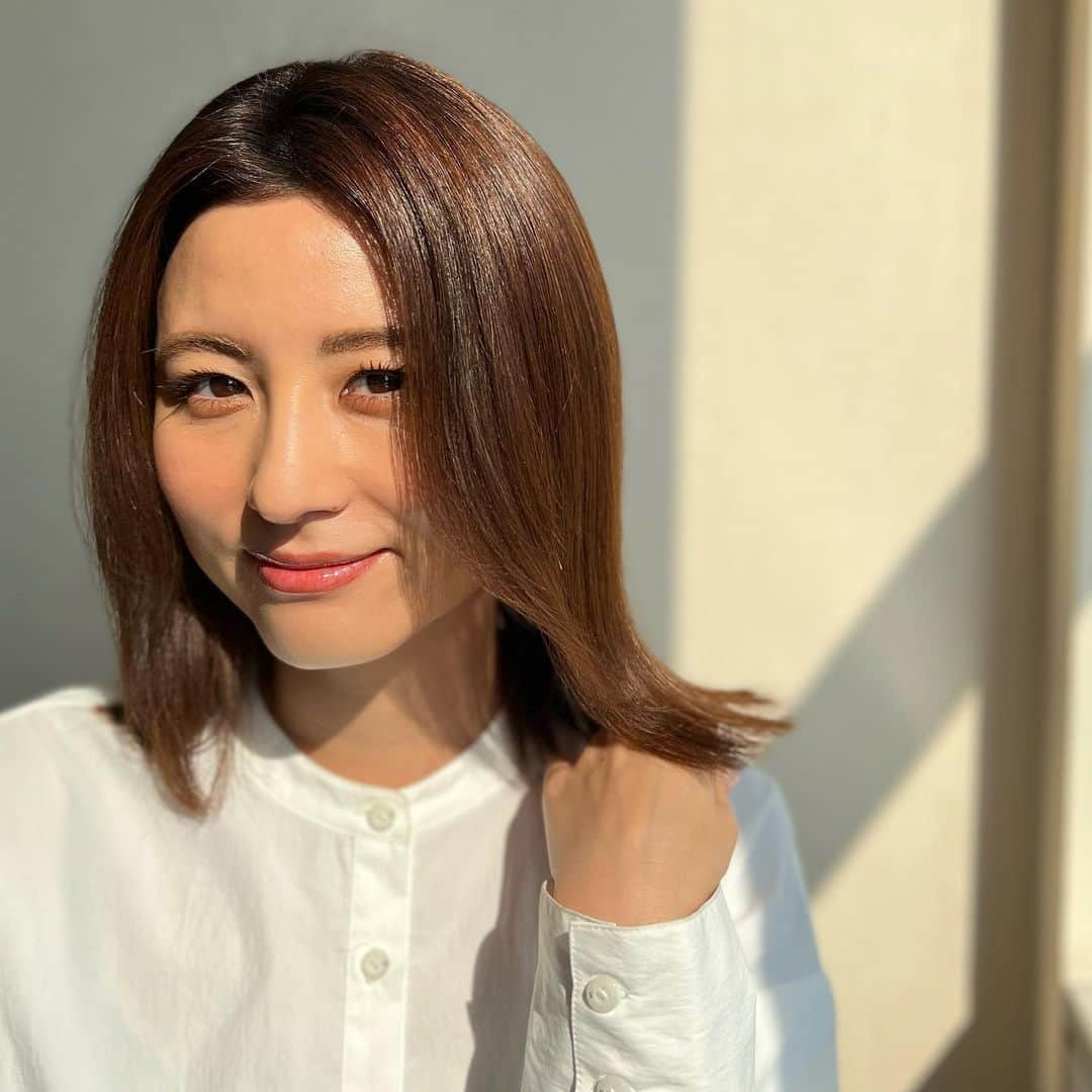 宇賀なつみさんのインスタグラム写真 - (宇賀なつみInstagram)「*  私が出演している『プレミアムEXリペアマスク』 ニュース動画が公開されました‼︎  皆さんも”うねり髪”に悩むこと、ありませんか？ お仕度にかかる時間や、 アイロンだと髪の毛へのダメージが気になったり… そんな方に朗報をお届けする動画になっています♡  TSUBAKIのブランドサイトでご覧いただけるので、 是非チェックしてみてください(^^)  プレミアムEXリペアマスクの使い方は簡単‼︎ 夜のお風呂タイムの終わりに、髪にさっとつけて流すだけ。 手軽にスペシャルケアができちゃいます。  髪が多くて太いので、もともと寝癖も酷かったのですが、 このマスクを使い始めてから、 朝のスタイリングが本当に楽になりました‼︎  うねりの原因は、なんとダメージ。 うねり対策にはダメージケアが大切ということみたい…。 私は日常使いはもちろん、 旅行や出張の際にも持参しています。  とにかく簡単•手軽にうねりケアができるので、 忙しい毎日を過ごしている皆さんに使ってみてほしいです‼︎  @tsubaki_jp #PR #TSUBAKI #プレミアムEXリペアマスク #リペアマスク #うねりケア」11月20日 18時00分 - natsumi_uga