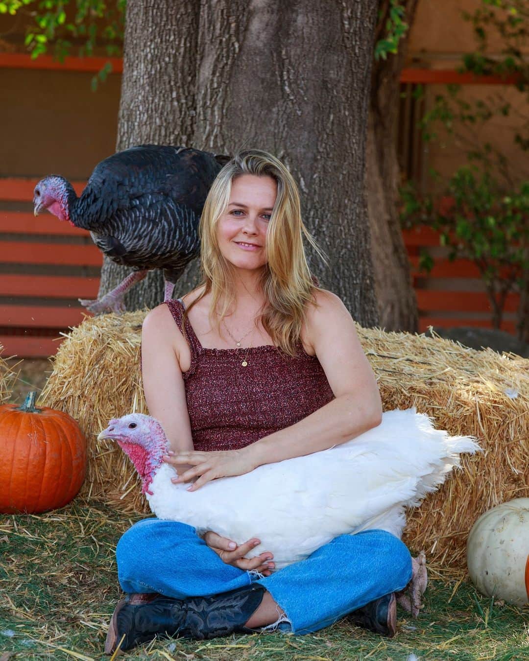 アリシア・シルヴァーストーンのインスタグラム：「Happy Thanksgiving! Can't believe it’s around the corner! If you're still on the search for what to bring (or serve.. if you're hosting!), check out my website TheKindLife.com for some yum recipes. 🧡」